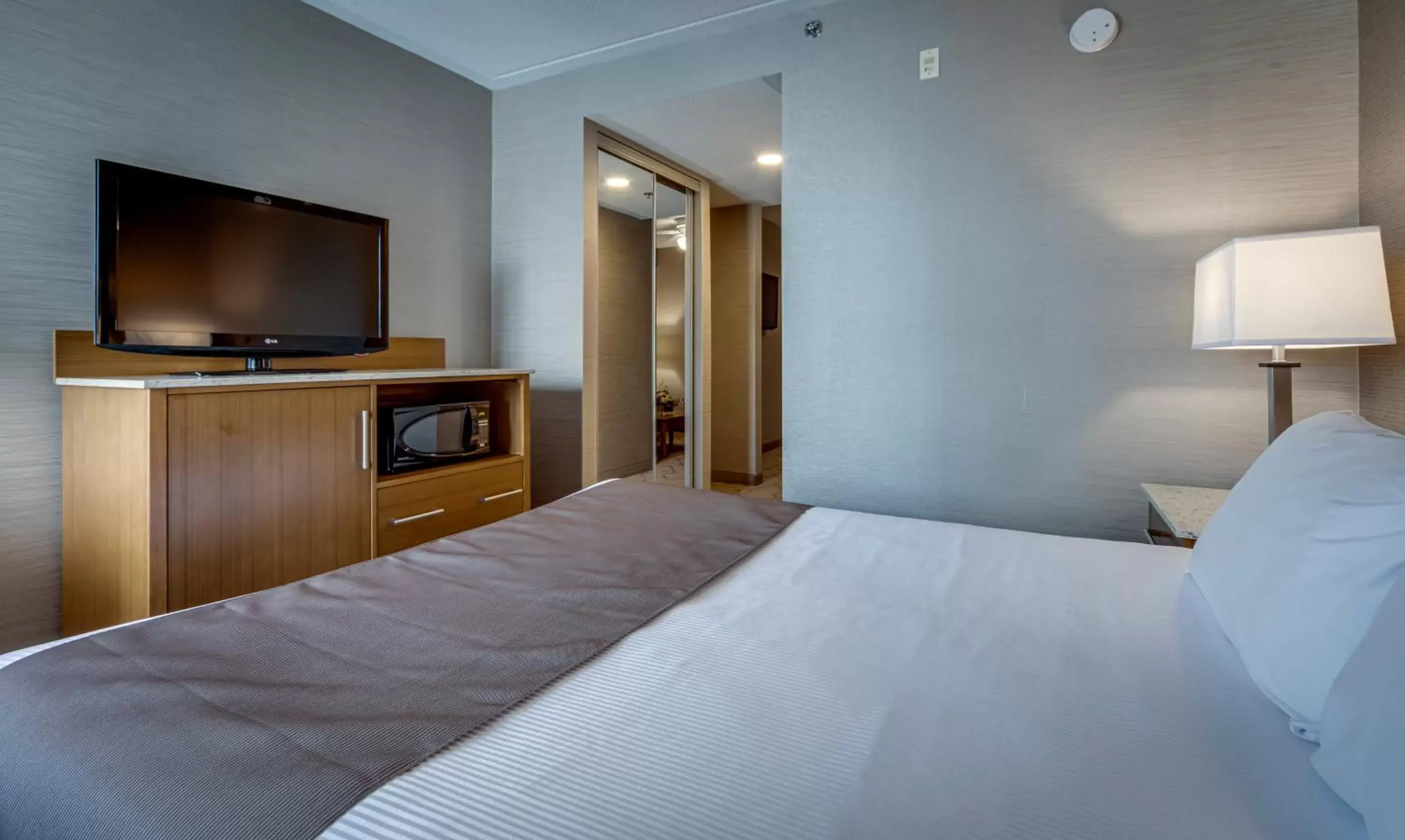 TV and multimedia, Bed in Monte Carlo Inn Vaughan Suites
