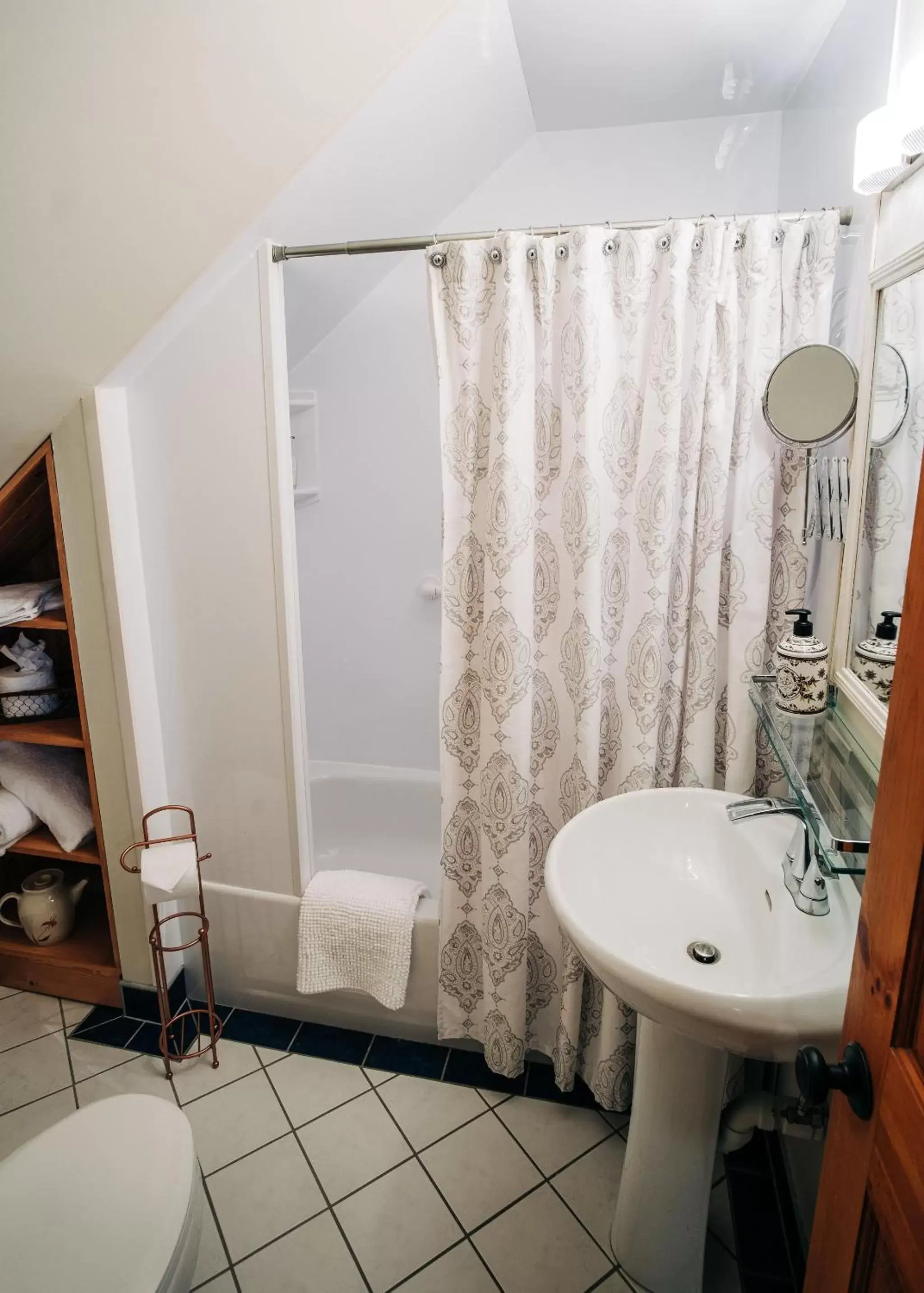 Bathroom in Farmhouse Inn B&B