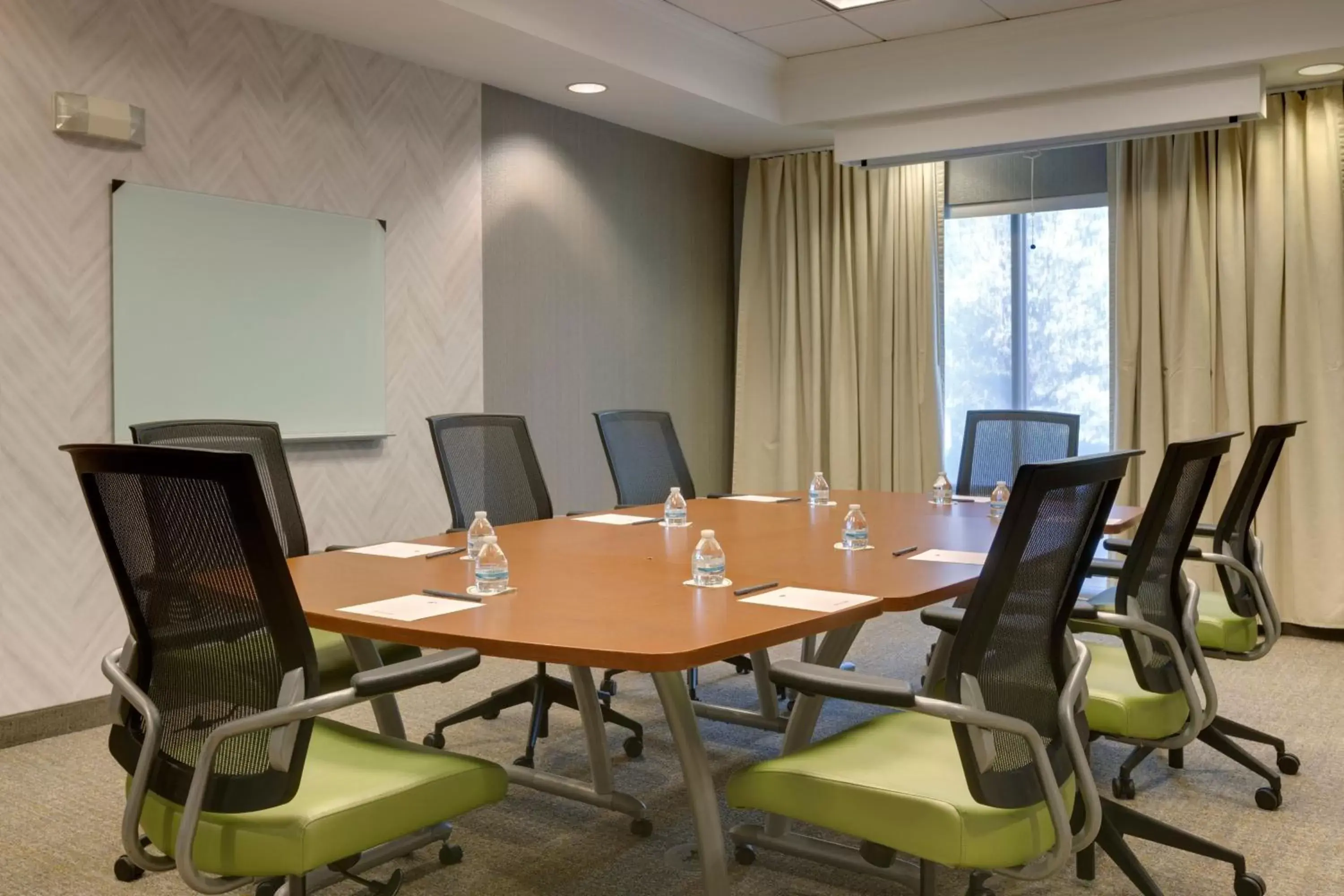 Meeting/conference room in SpringHill Suites by Marriott Newark International Airport