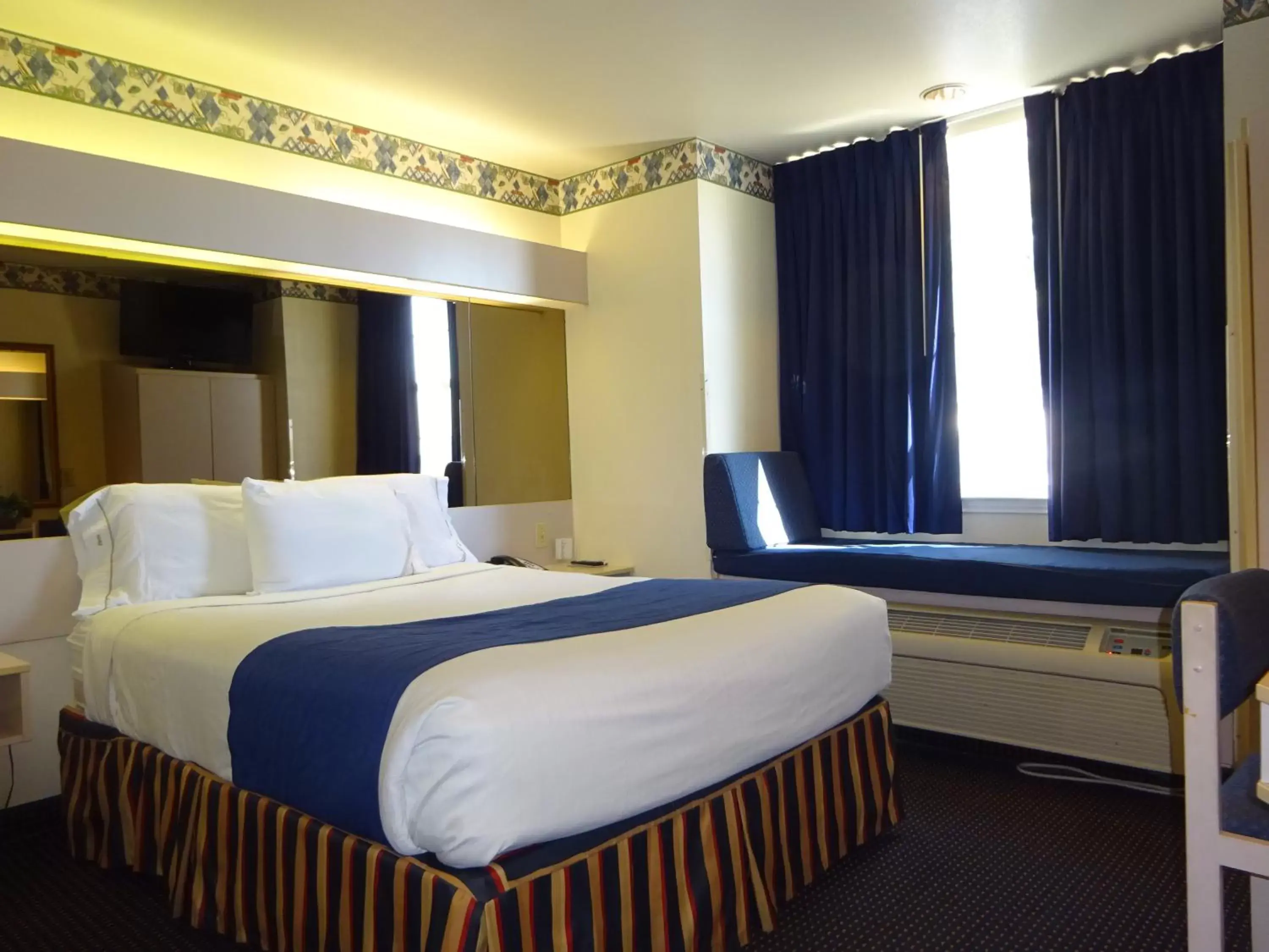 Photo of the whole room, Bed in Motel 6-Fort Worth, TX - Burleson