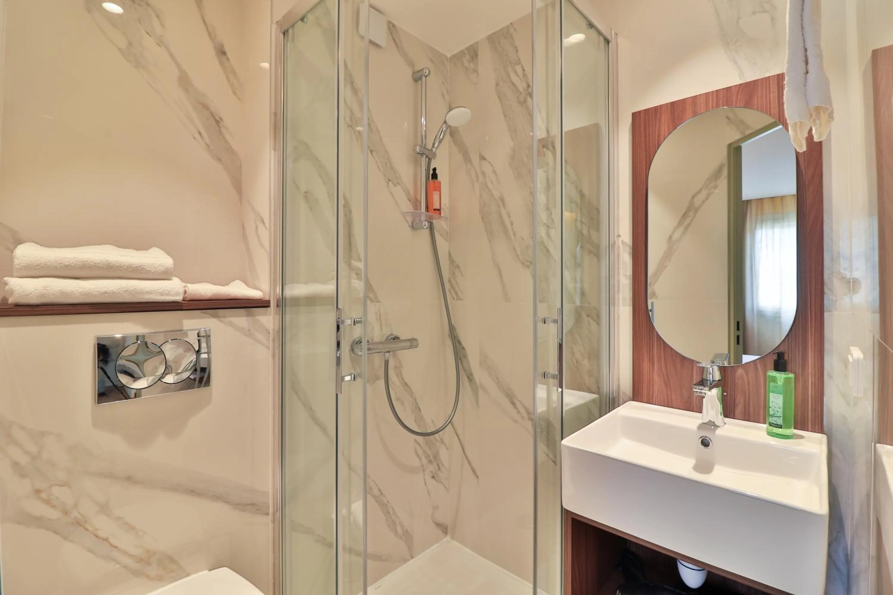 Bathroom in Hotel du Pin Nice Port