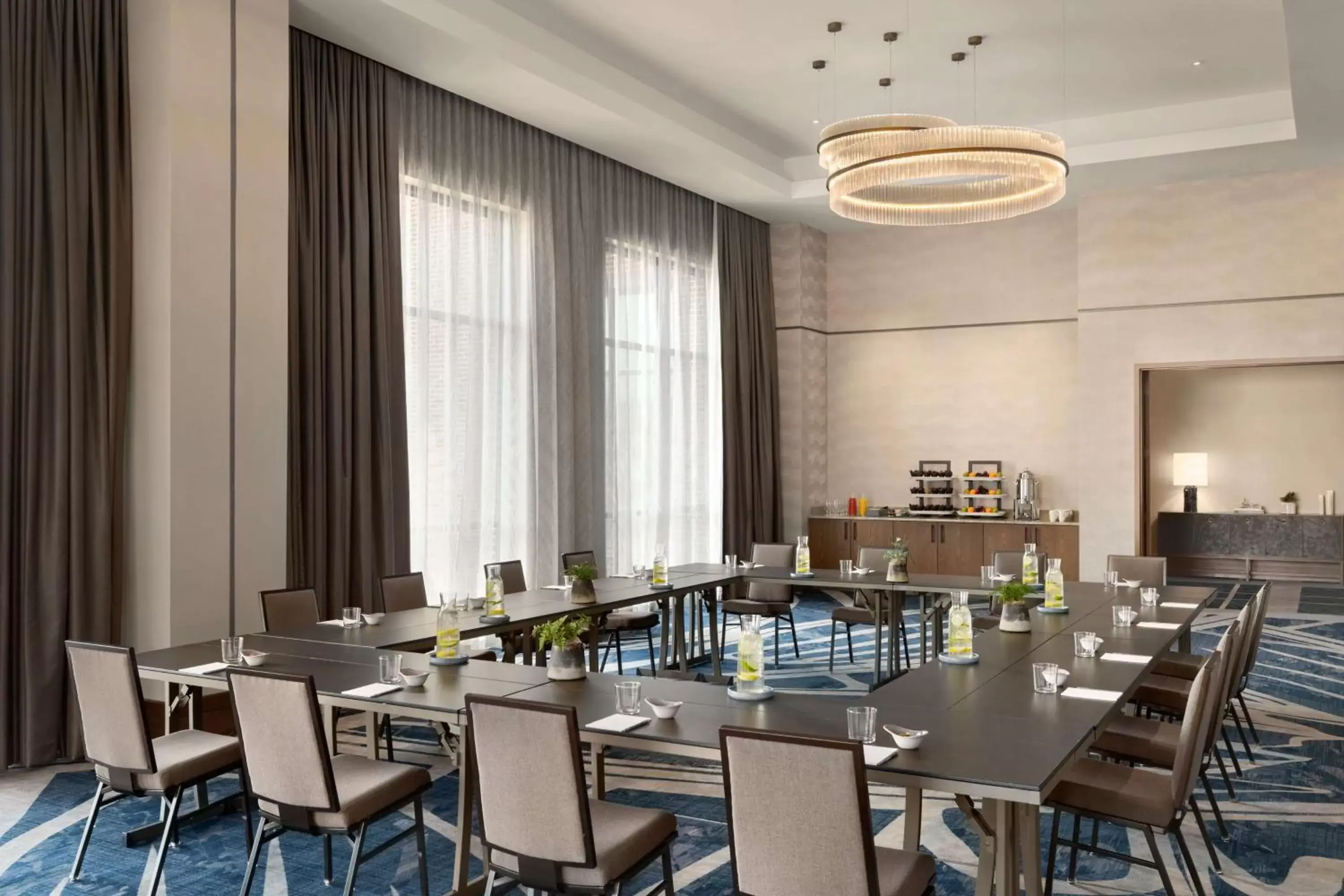 Meeting/conference room, Restaurant/Places to Eat in Valley Hotel Homewood Birmingham - Curio Collection By Hilton