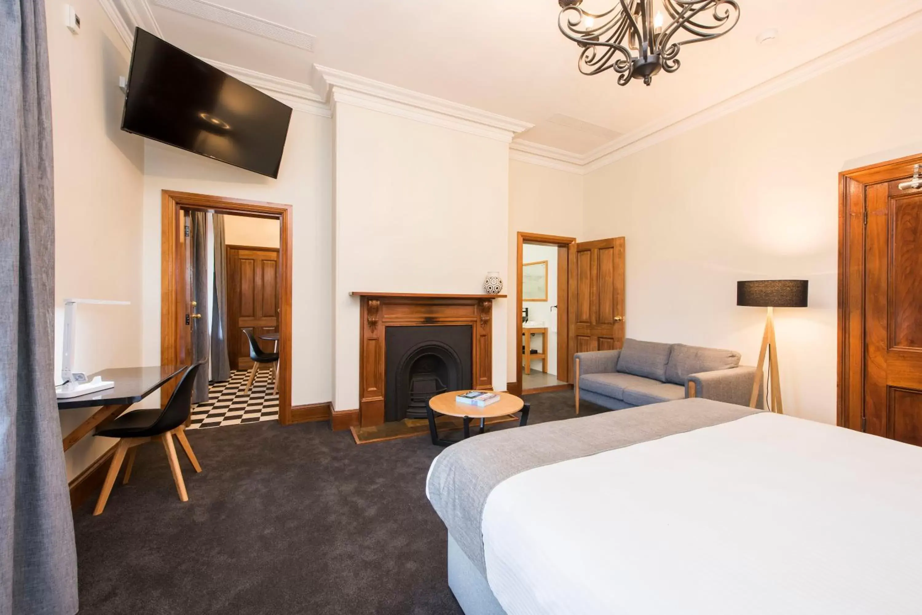 Photo of the whole room, Bed in The Parkview Hotel Mudgee