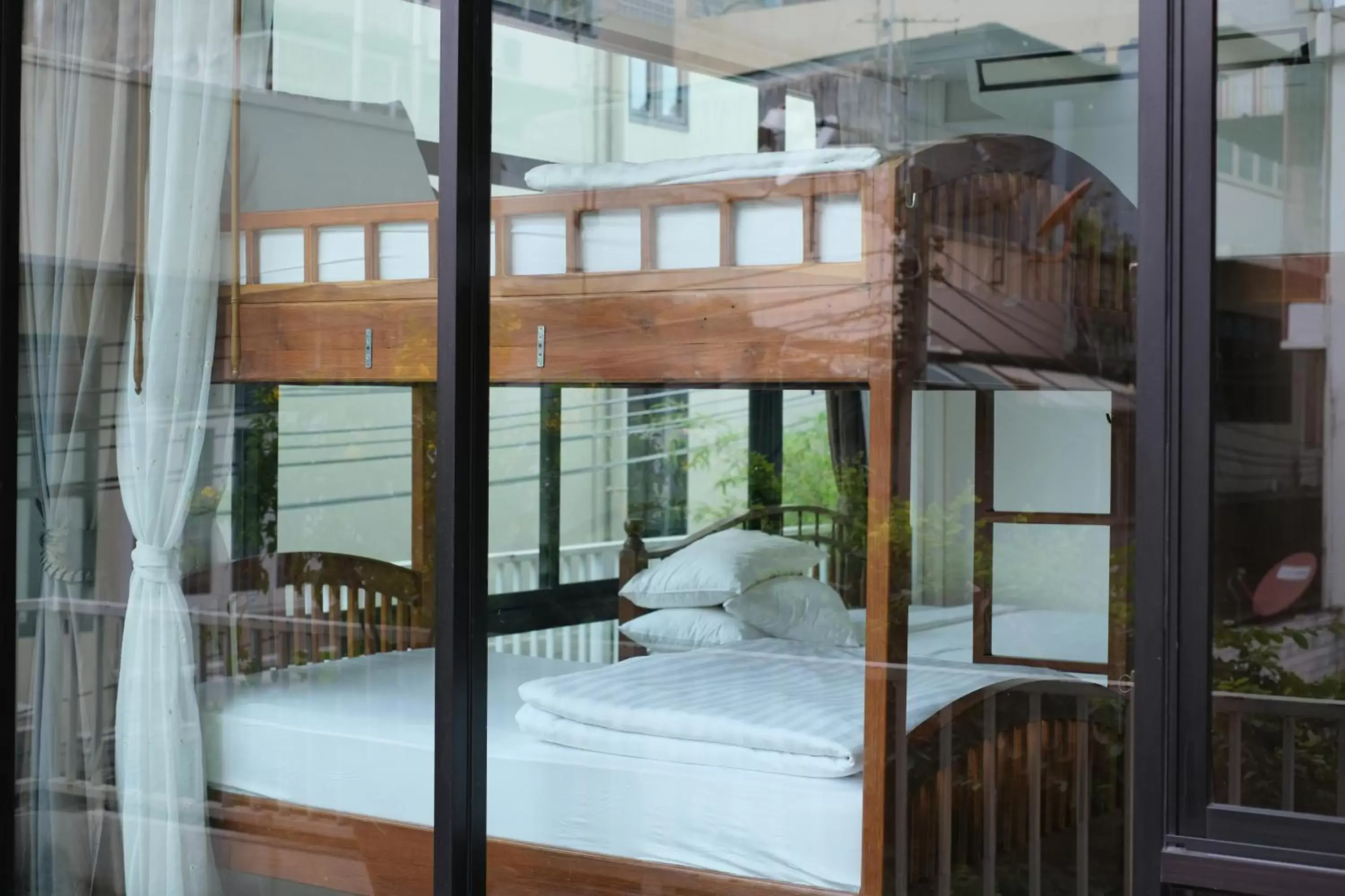 bunk bed in Feung Nakorn Balcony Rooms and Cafe
