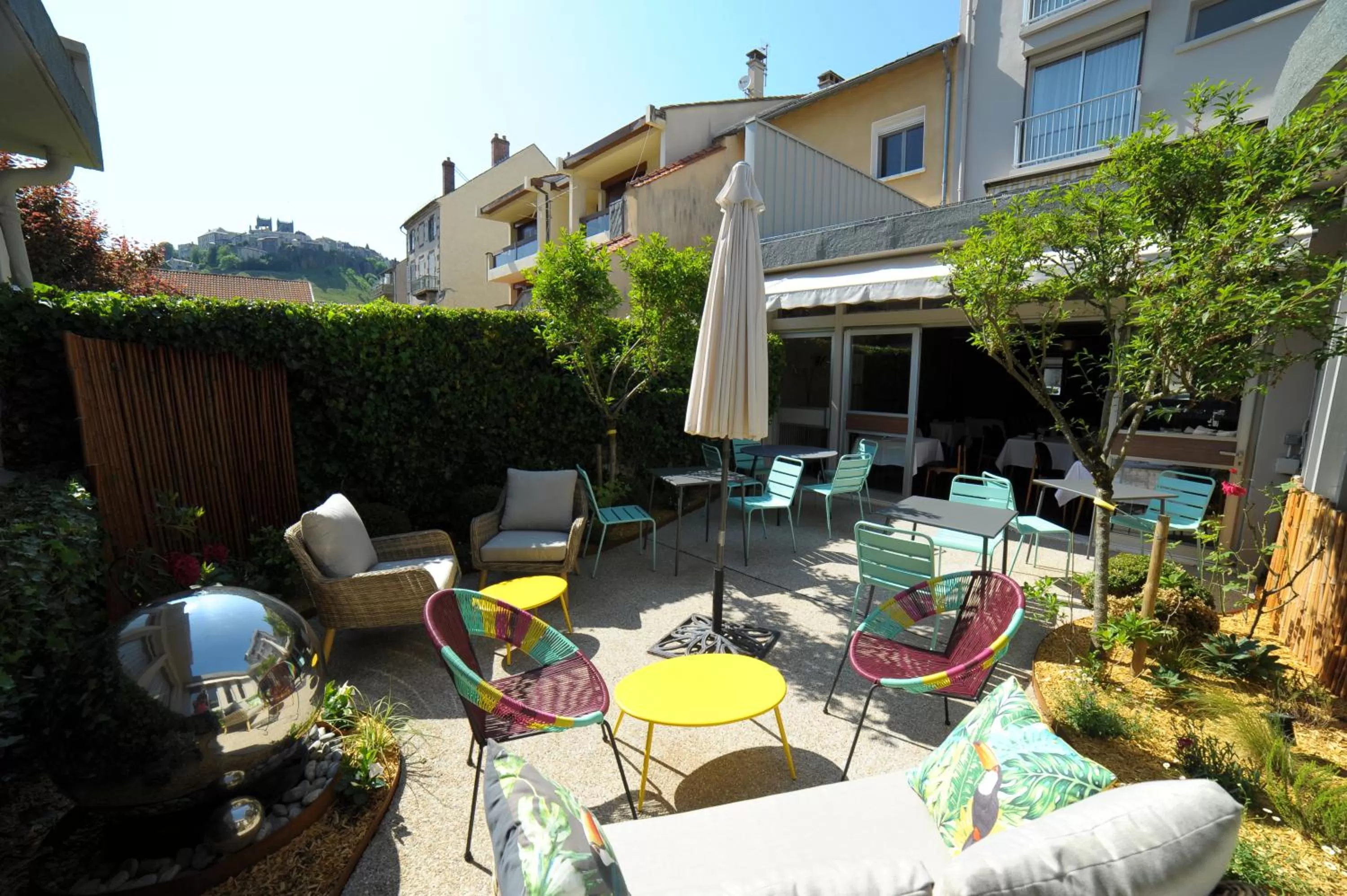 Patio in Cit'Hotel L'Etape