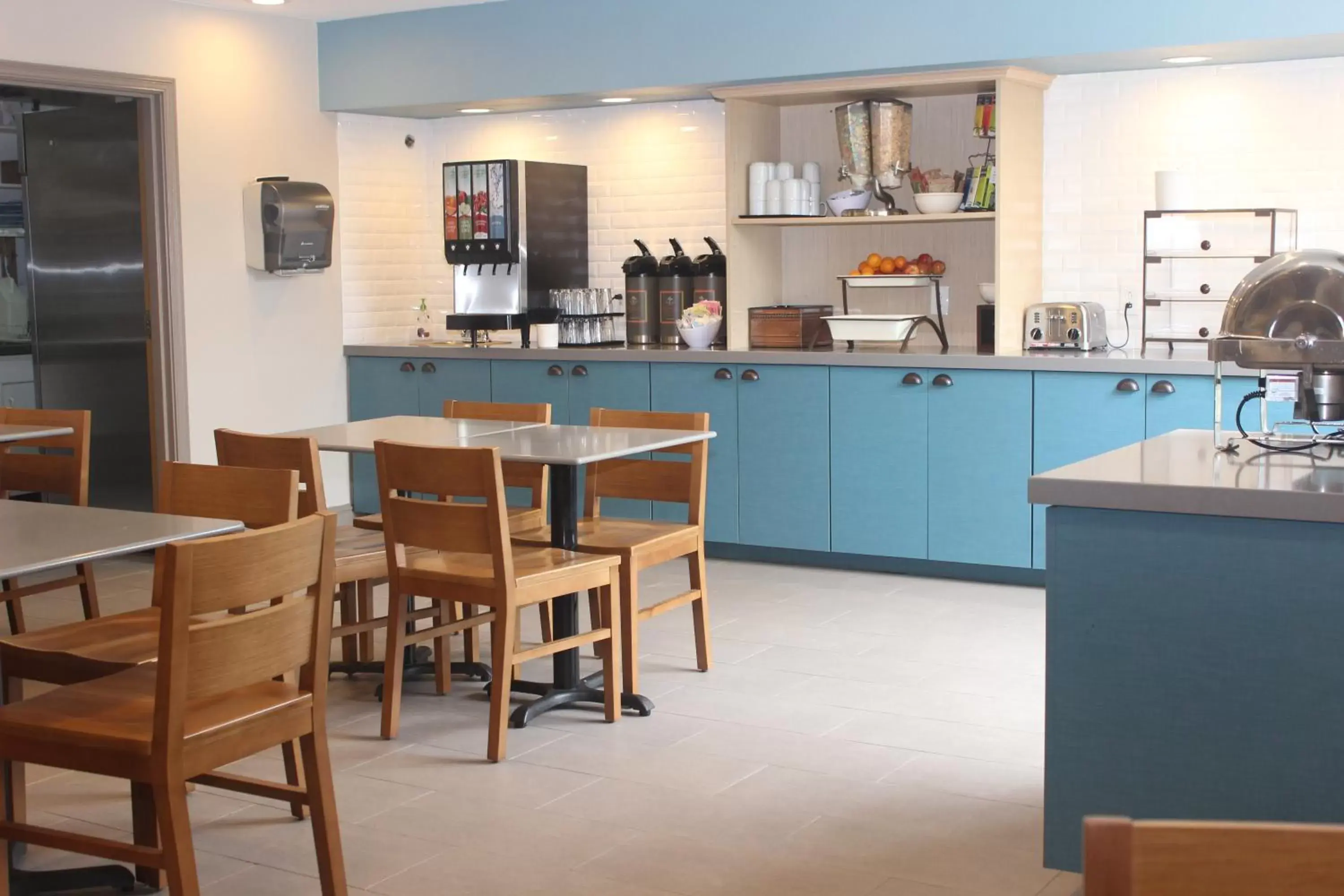 Dining area, Kitchen/Kitchenette in Country Inn & Suites by Radisson, Nashville, TN