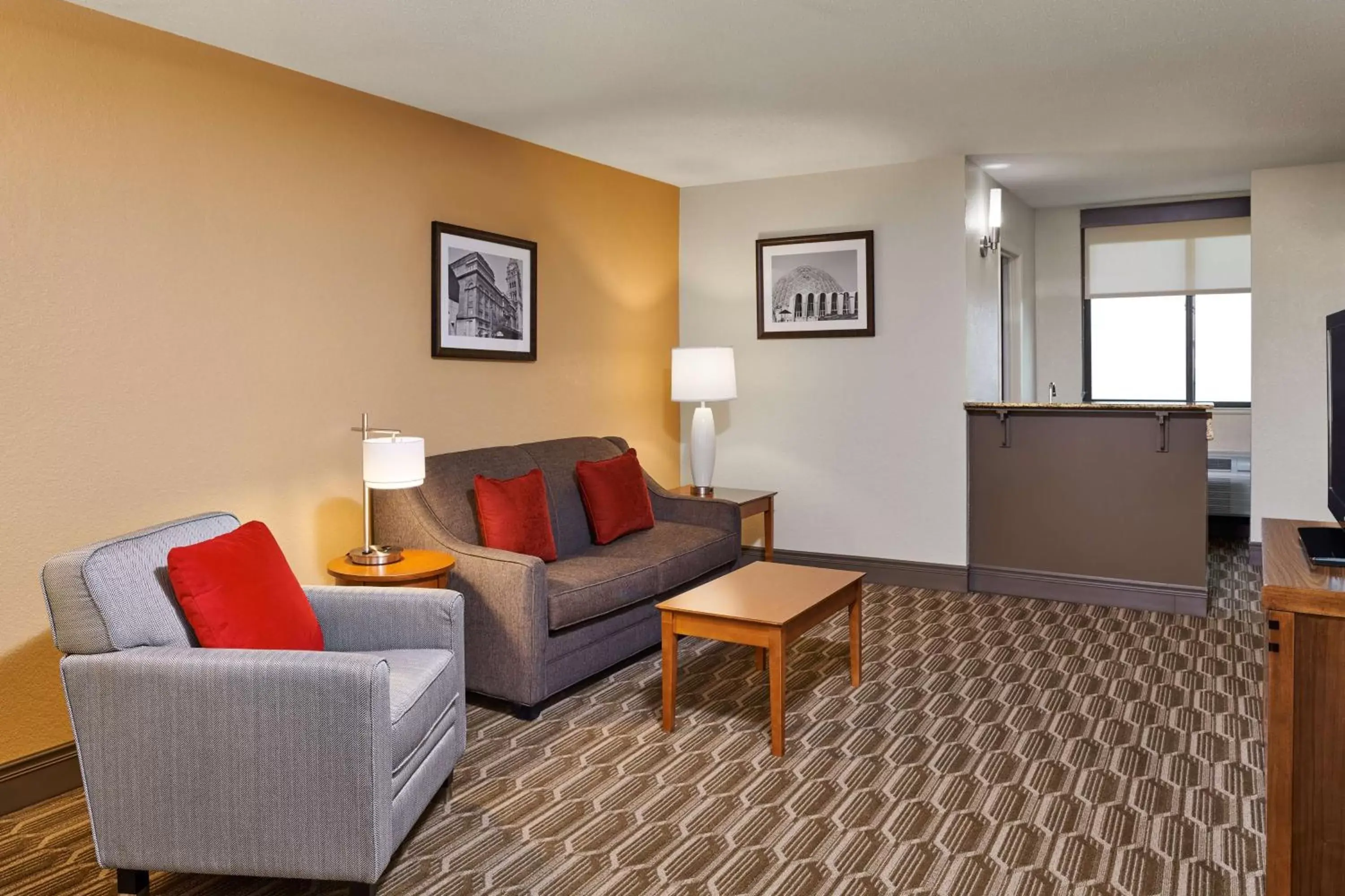 Living room, Seating Area in Best Western Plus Milwaukee Airport Hotel & Conference Center