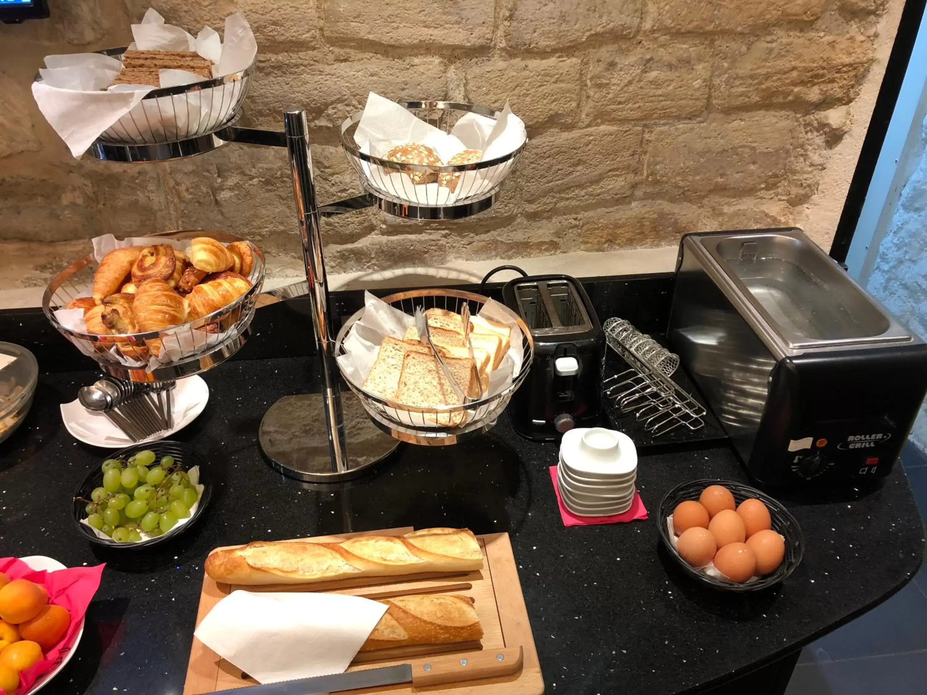 Buffet breakfast in Hôtel Du Vieux Saule