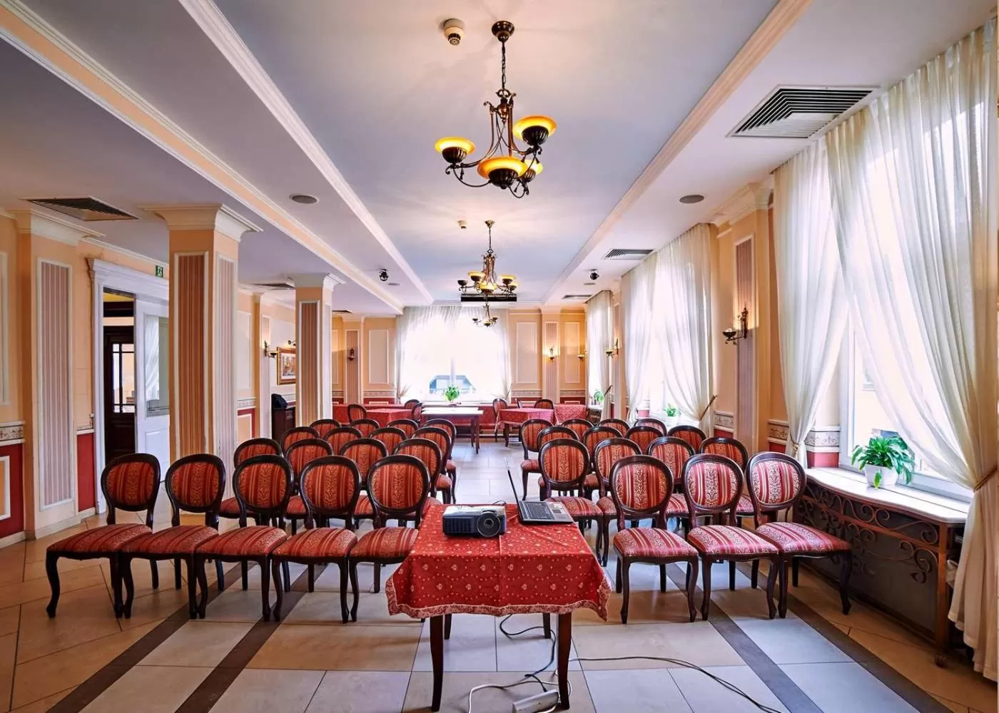 Business facilities in Villa Royal