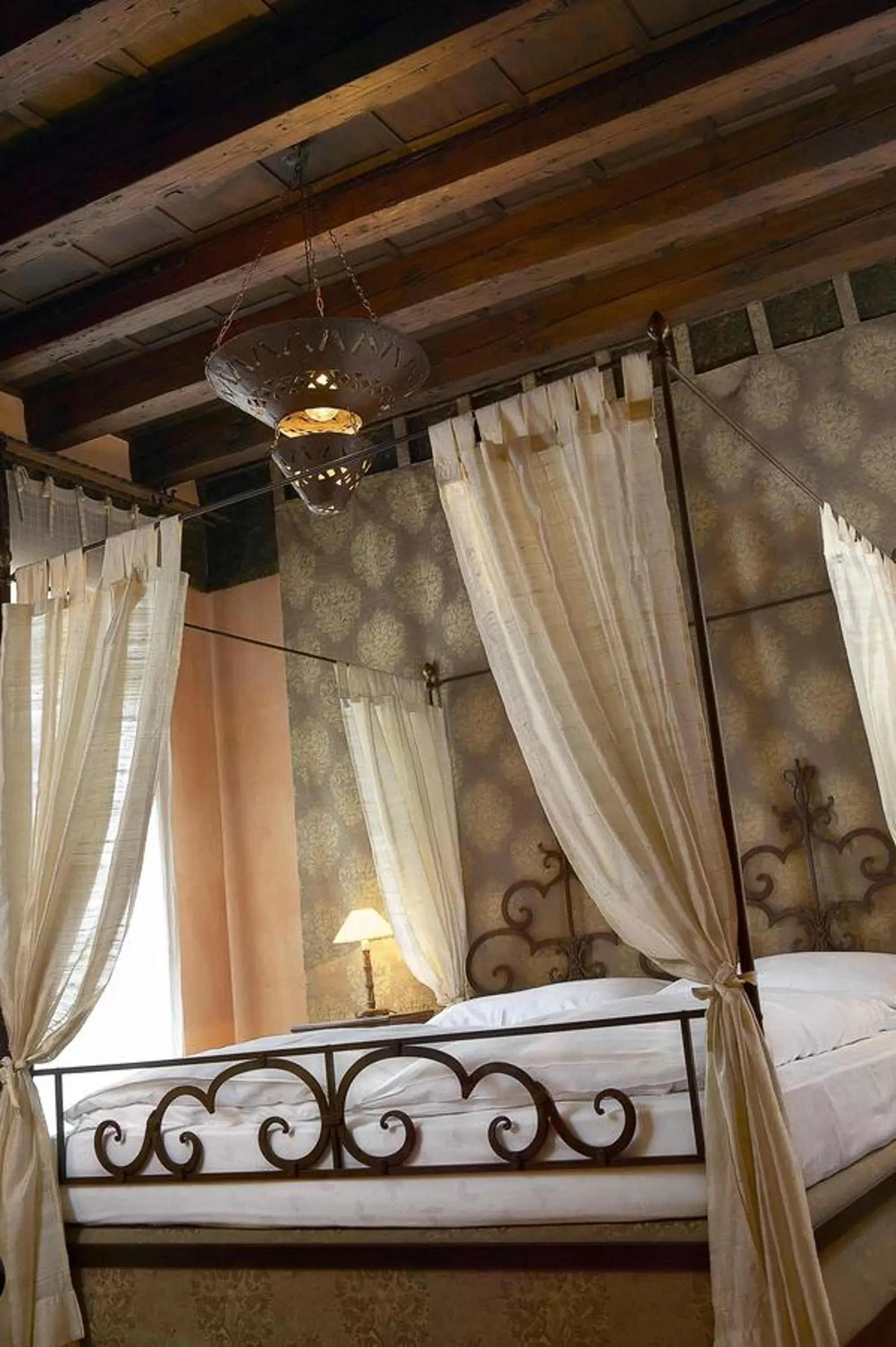 Bed in Novecento Boutique Hotel
