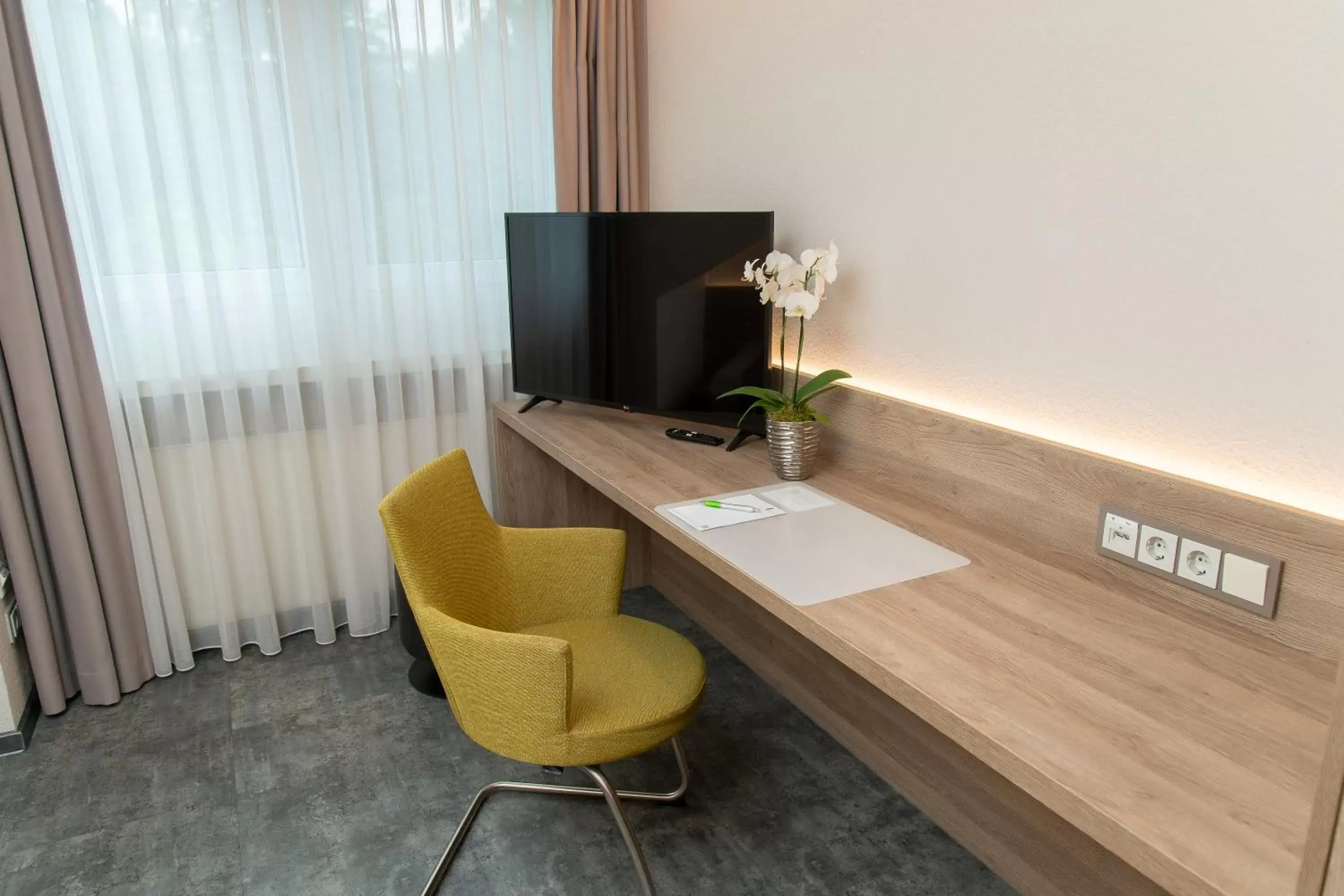 Photo of the whole room, TV/Entertainment Center in Hotel Park Soltau