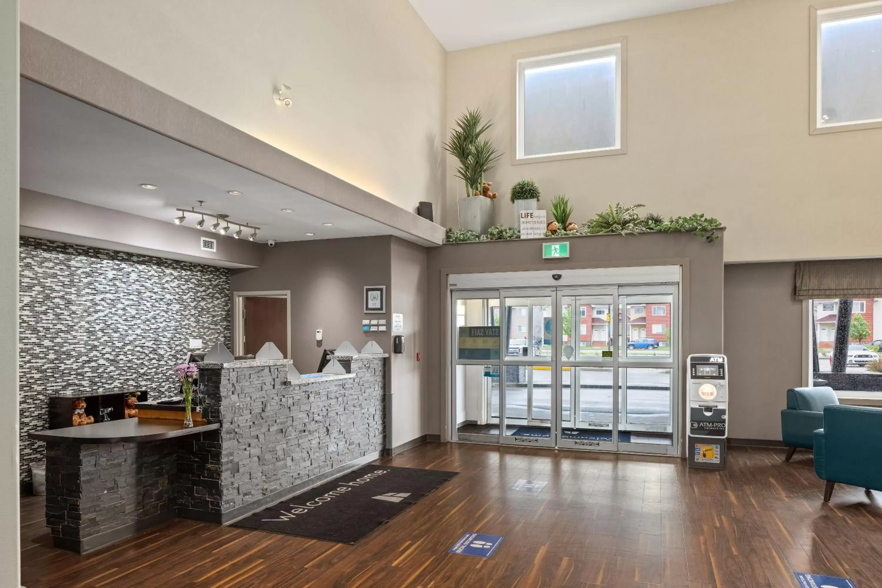 Lobby or reception in Home Inn & Suites Regina Airport