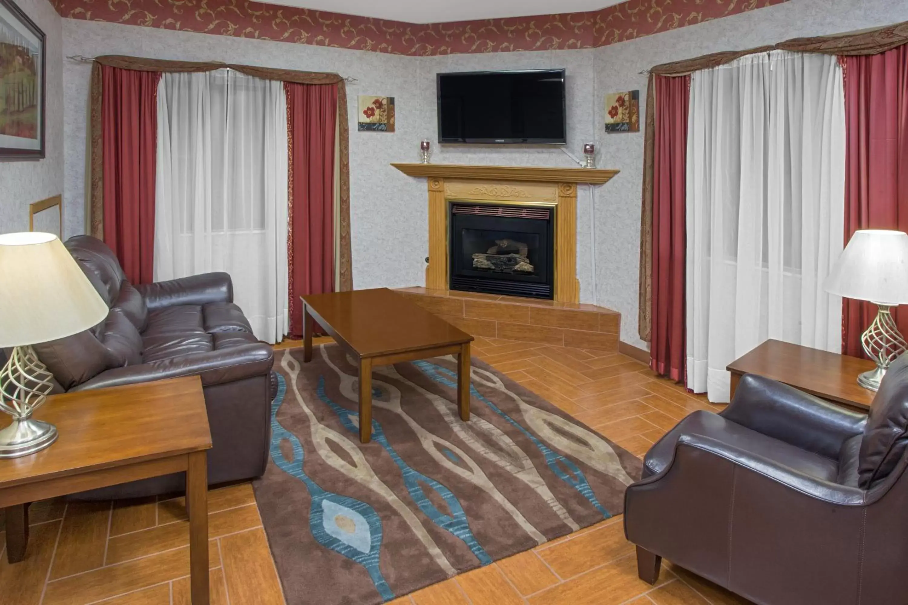 Lobby or reception, TV/Entertainment Center in Super 8 by Wyndham Three Rivers