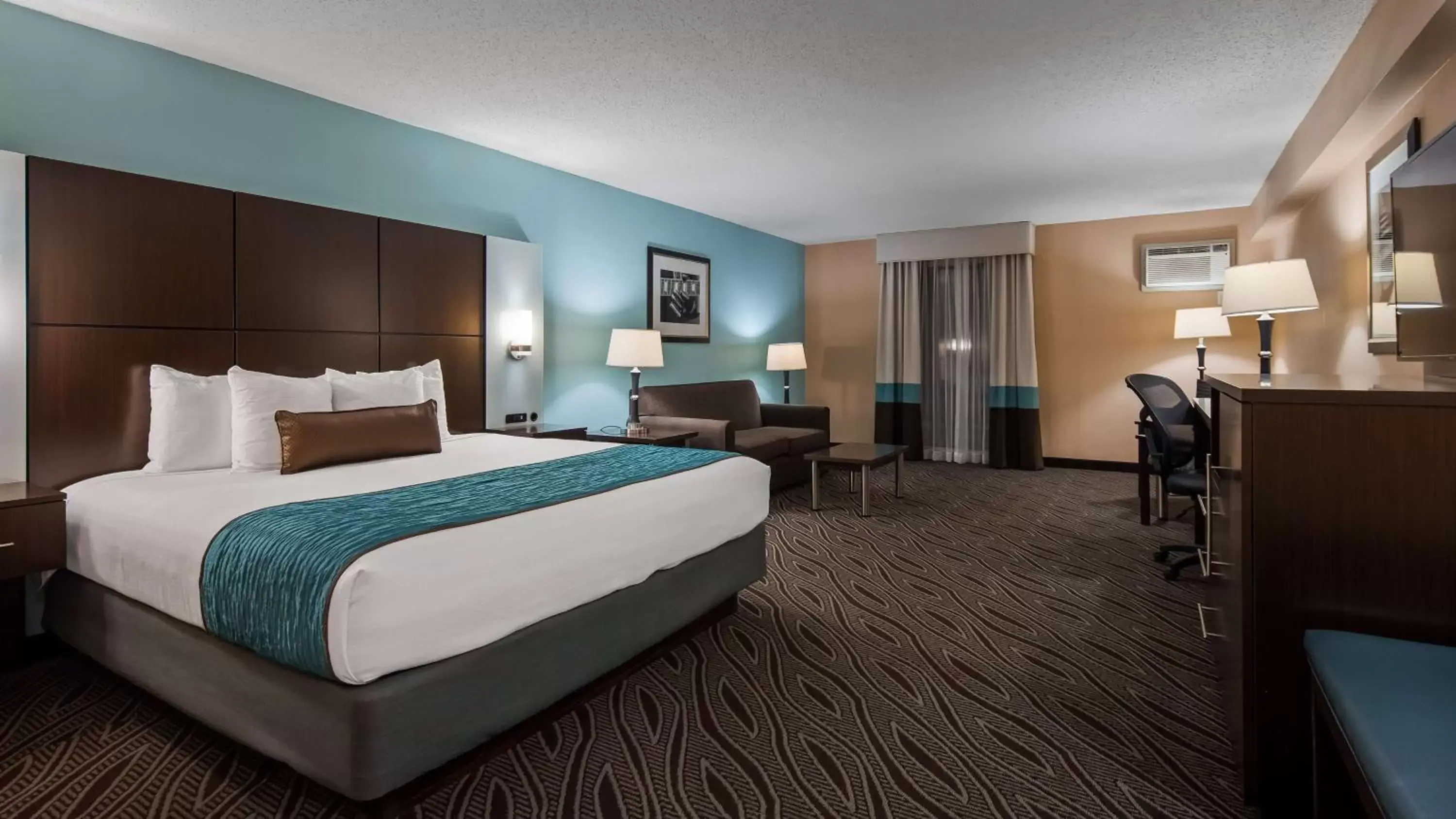 Photo of the whole room, Bed in Best Western Plus Galleria Inn & Suites