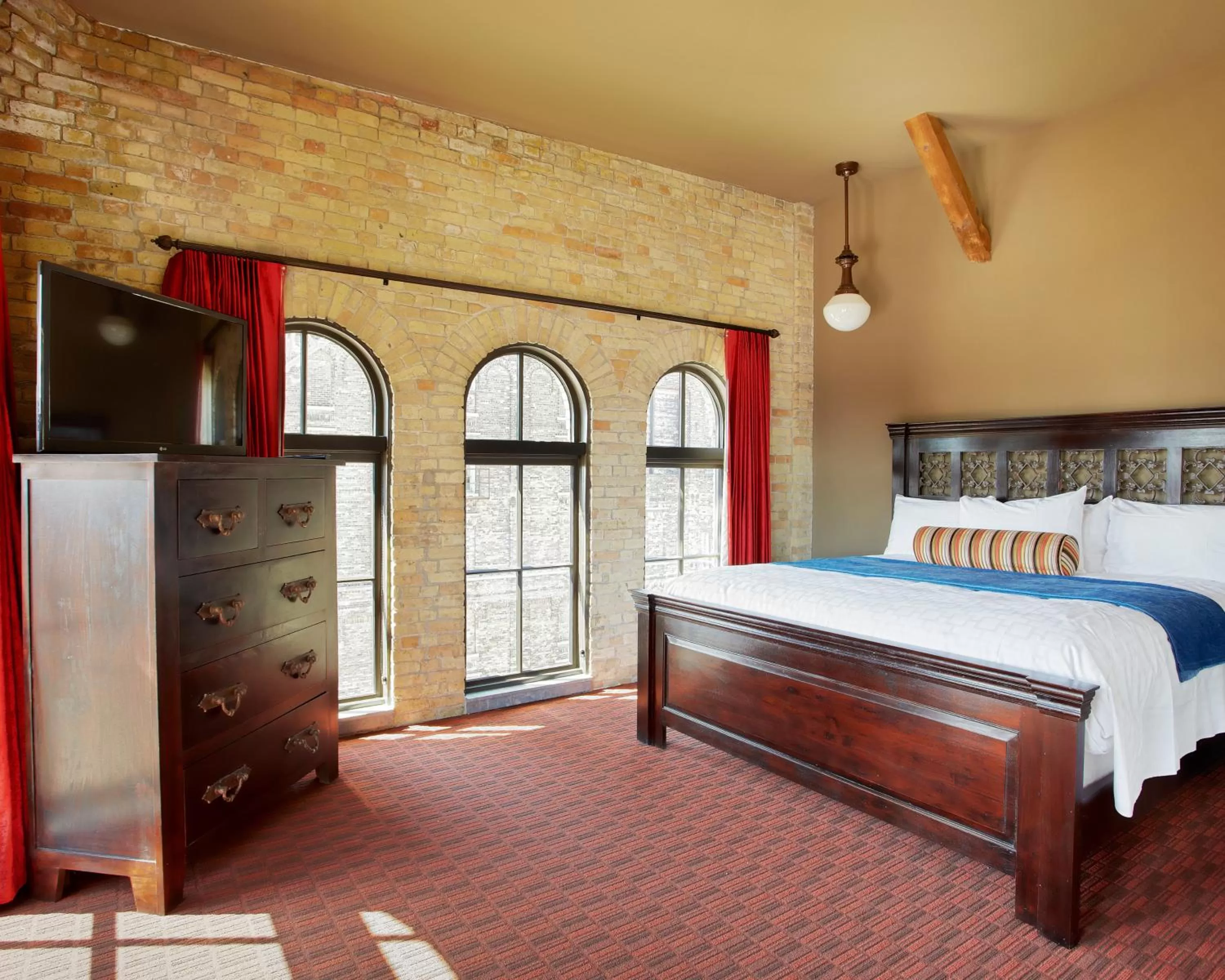 Guests, Bed in Brewhouse Inn and Suites
