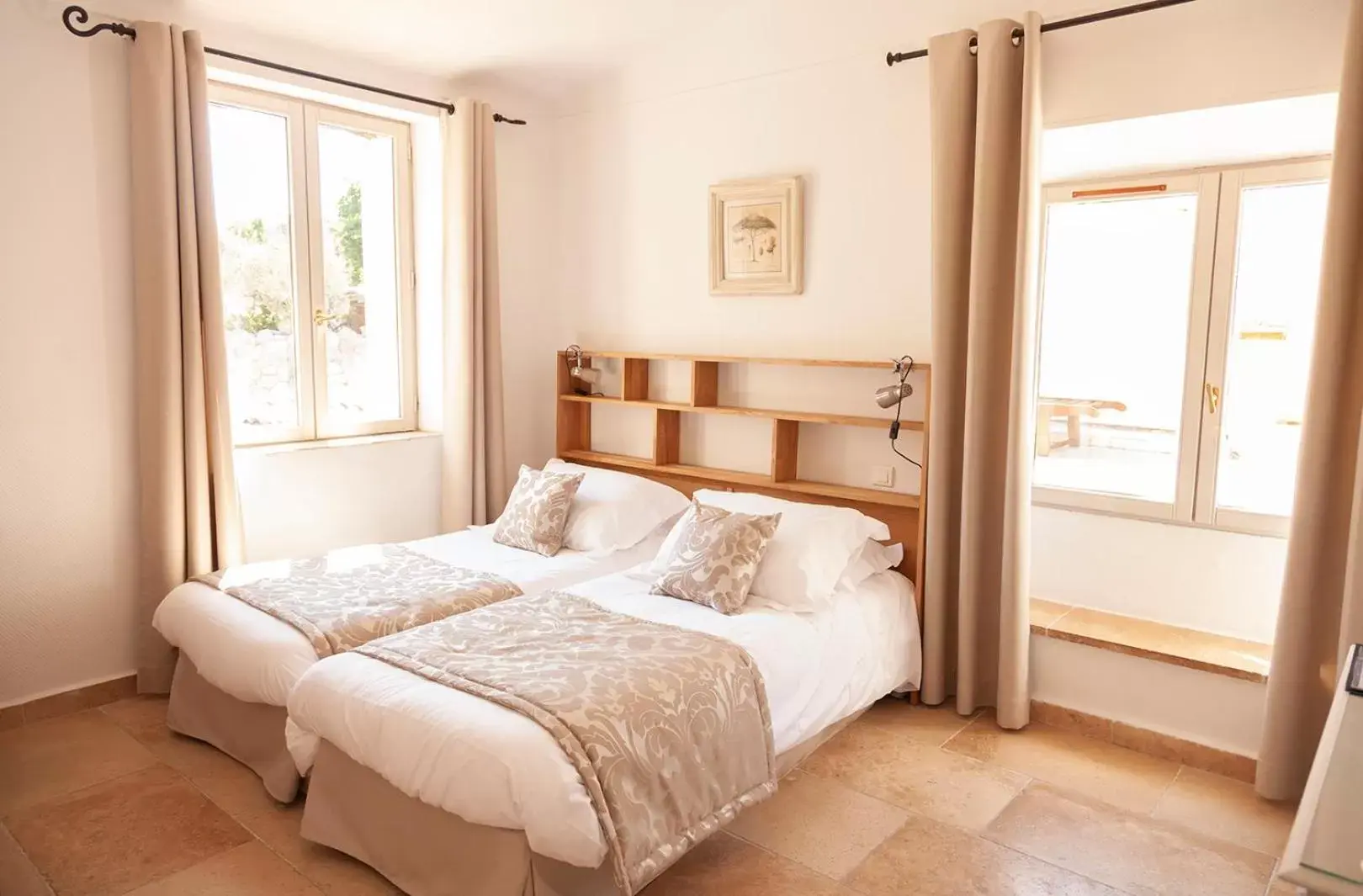 Photo of the whole room, Bed in Auberge du Vieux Château