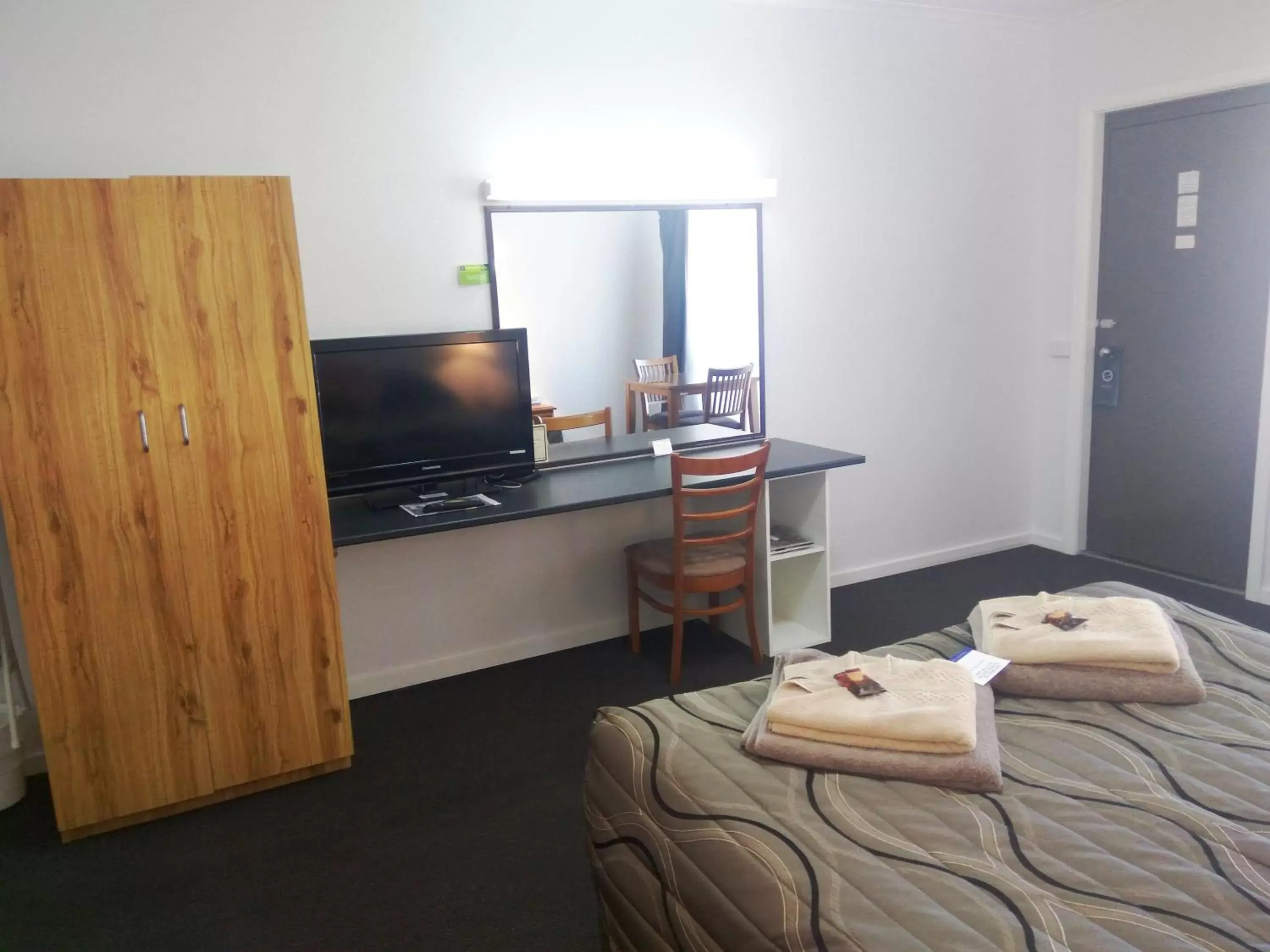 TV/Entertainment Center in Holbrook Town Centre Motor Inn