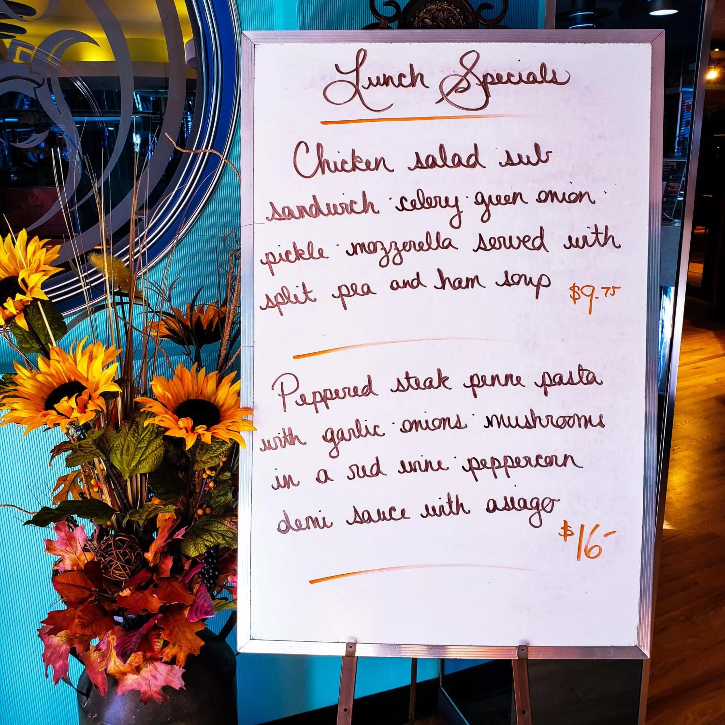 Restaurant/places to eat in James Bay Inn Hotel, Suites & Cottage