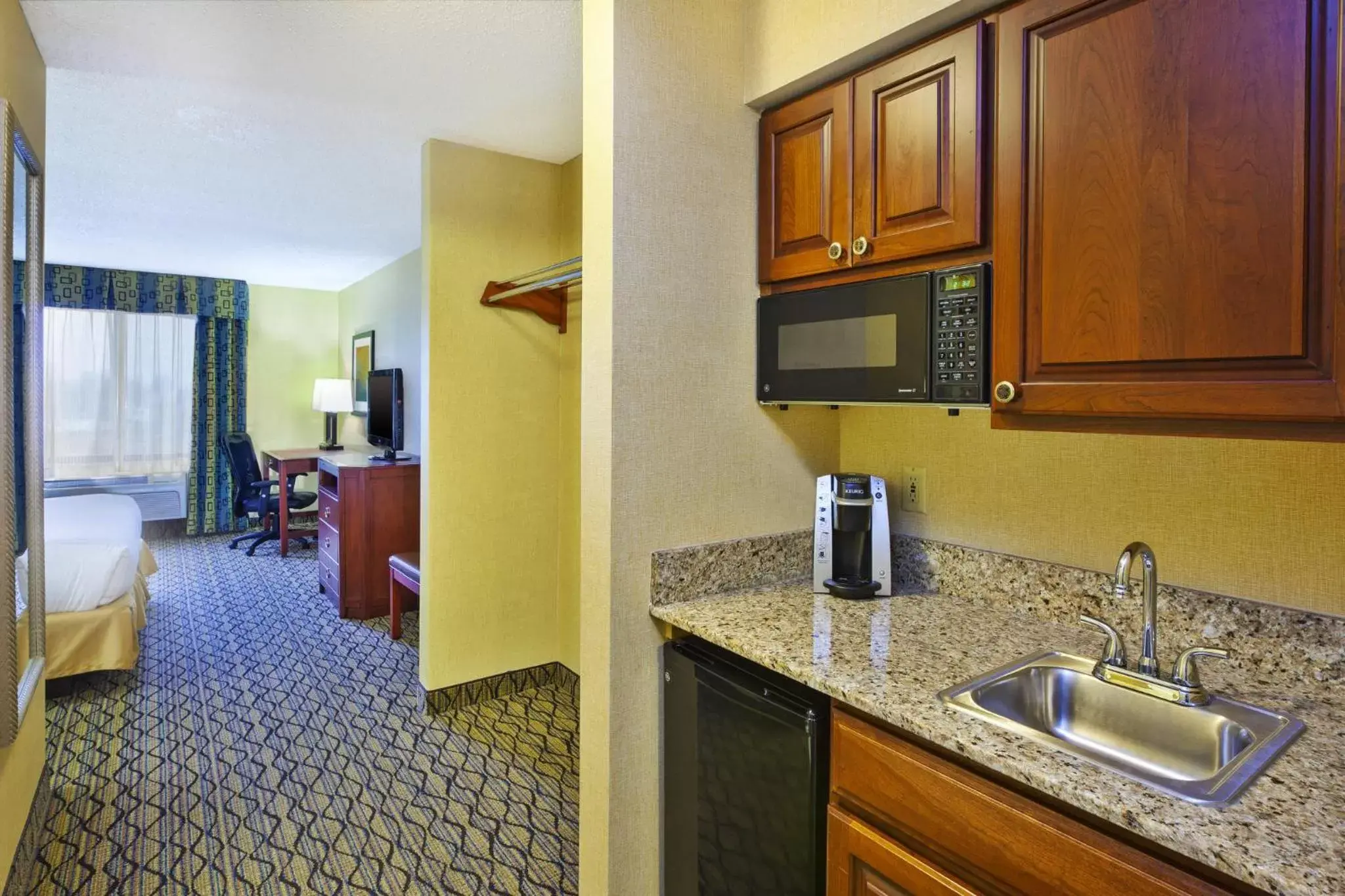 Photo of the whole room, Kitchen/Kitchenette in Holiday Inn Express Hotel & Suites - Belleville Area, an IHG Hotel