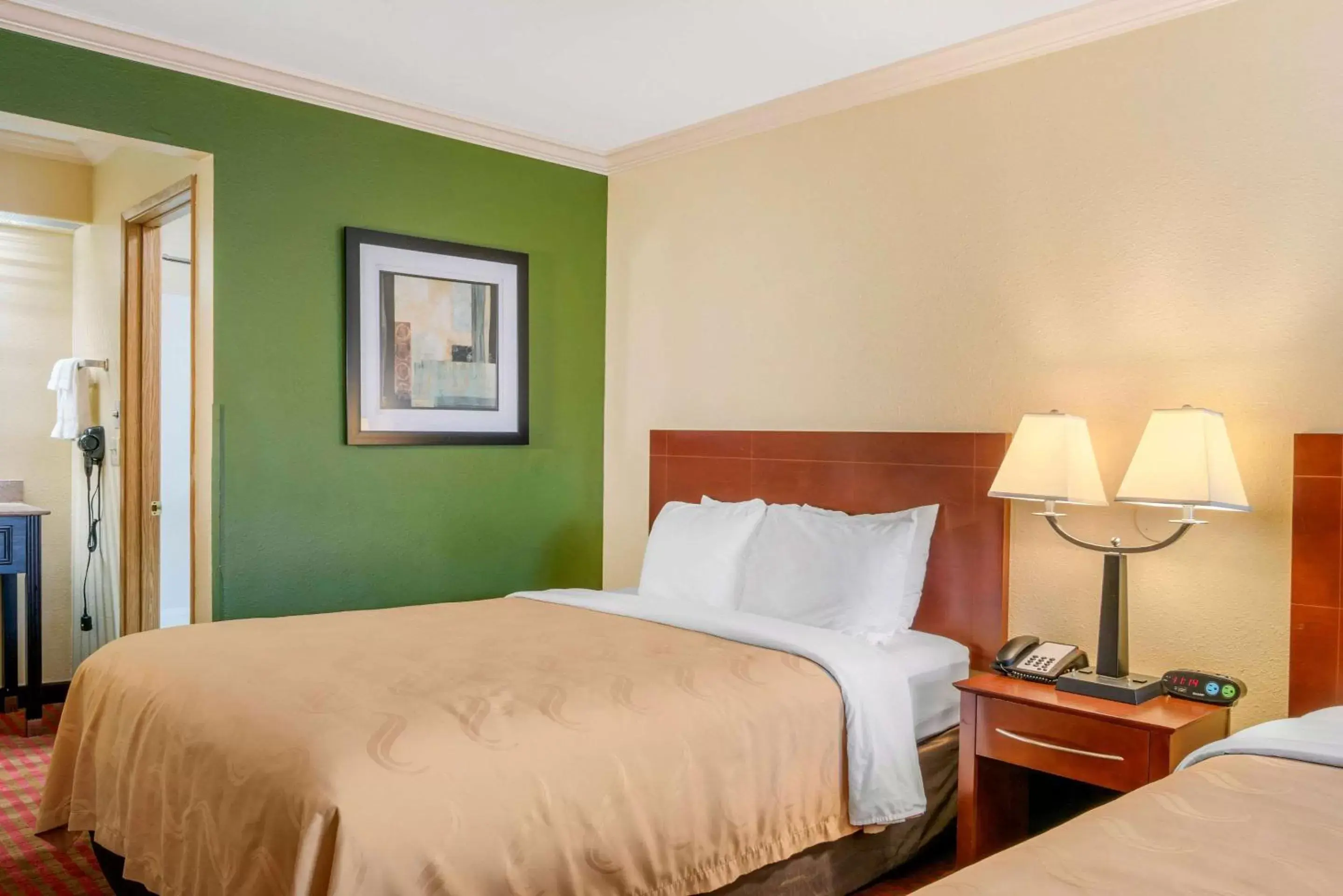 Photo of the whole room, Bed in Quality Inn Klamath Falls - Crater Lake Gateway