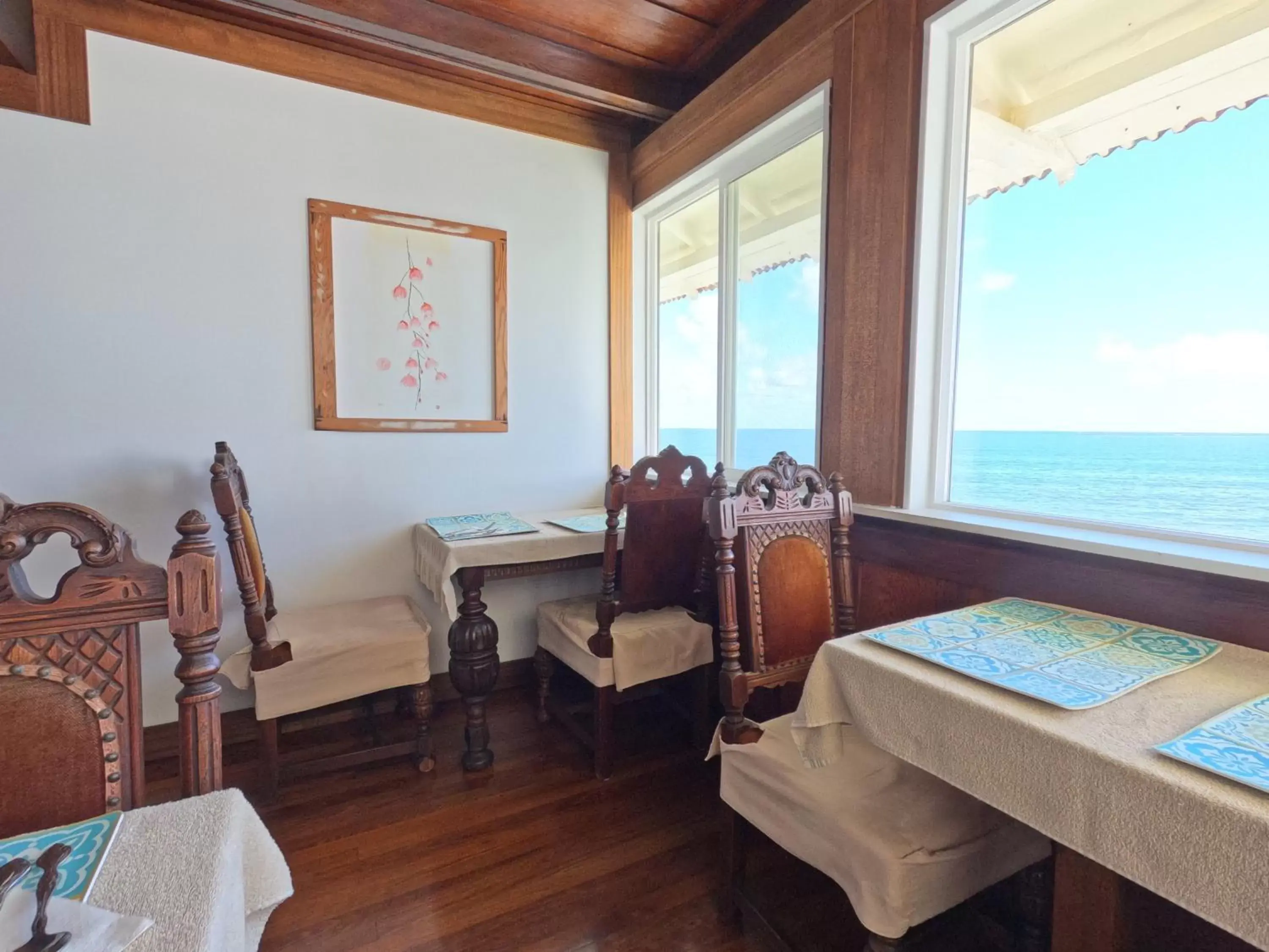 Dining area in Hilo Bay Oceanfront Bed and Breakfast