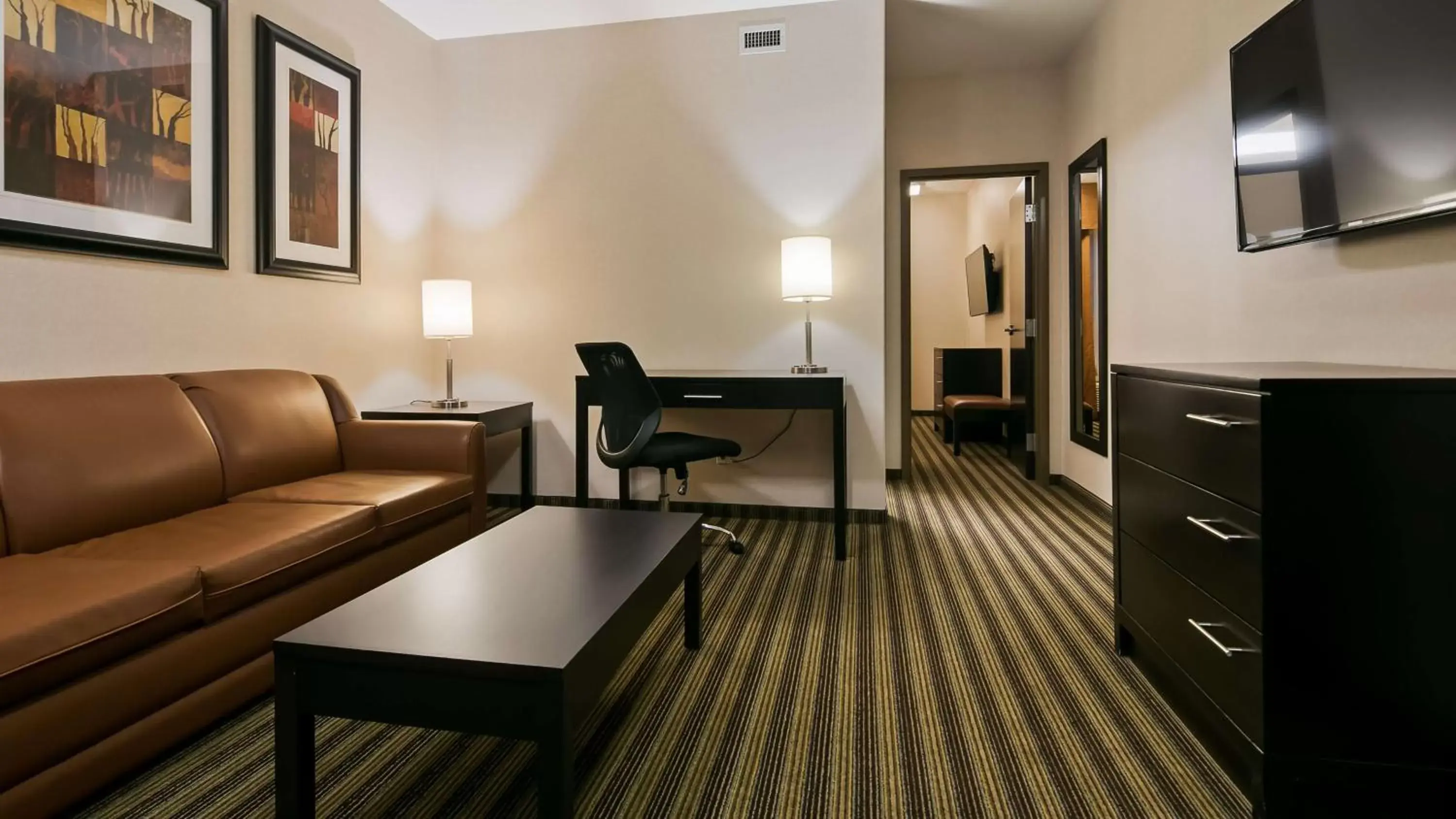 Bedroom, Seating Area in Best Western Plus Sherwood Park Inn & Suites