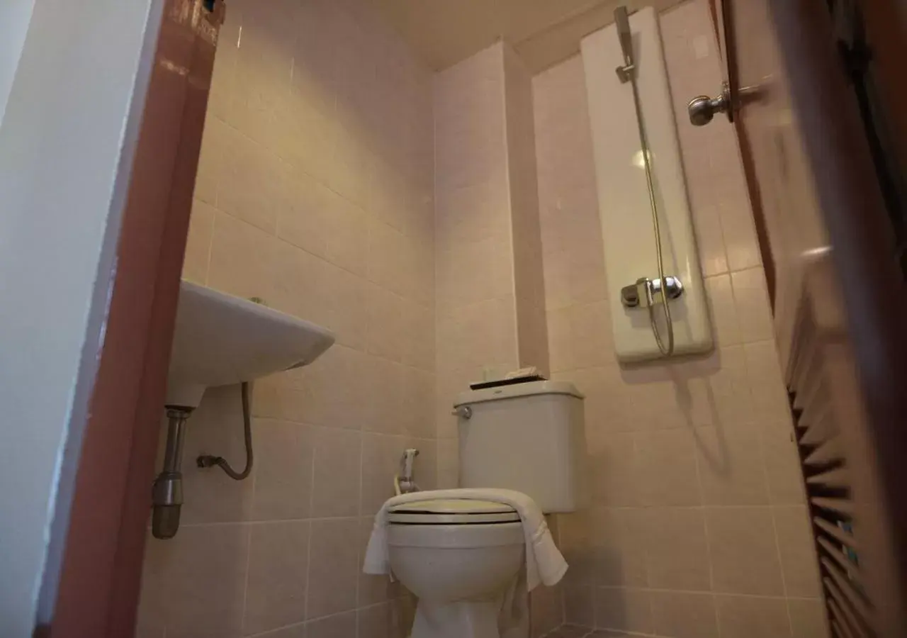 Shower, Bathroom in D&D Inn Khaosan