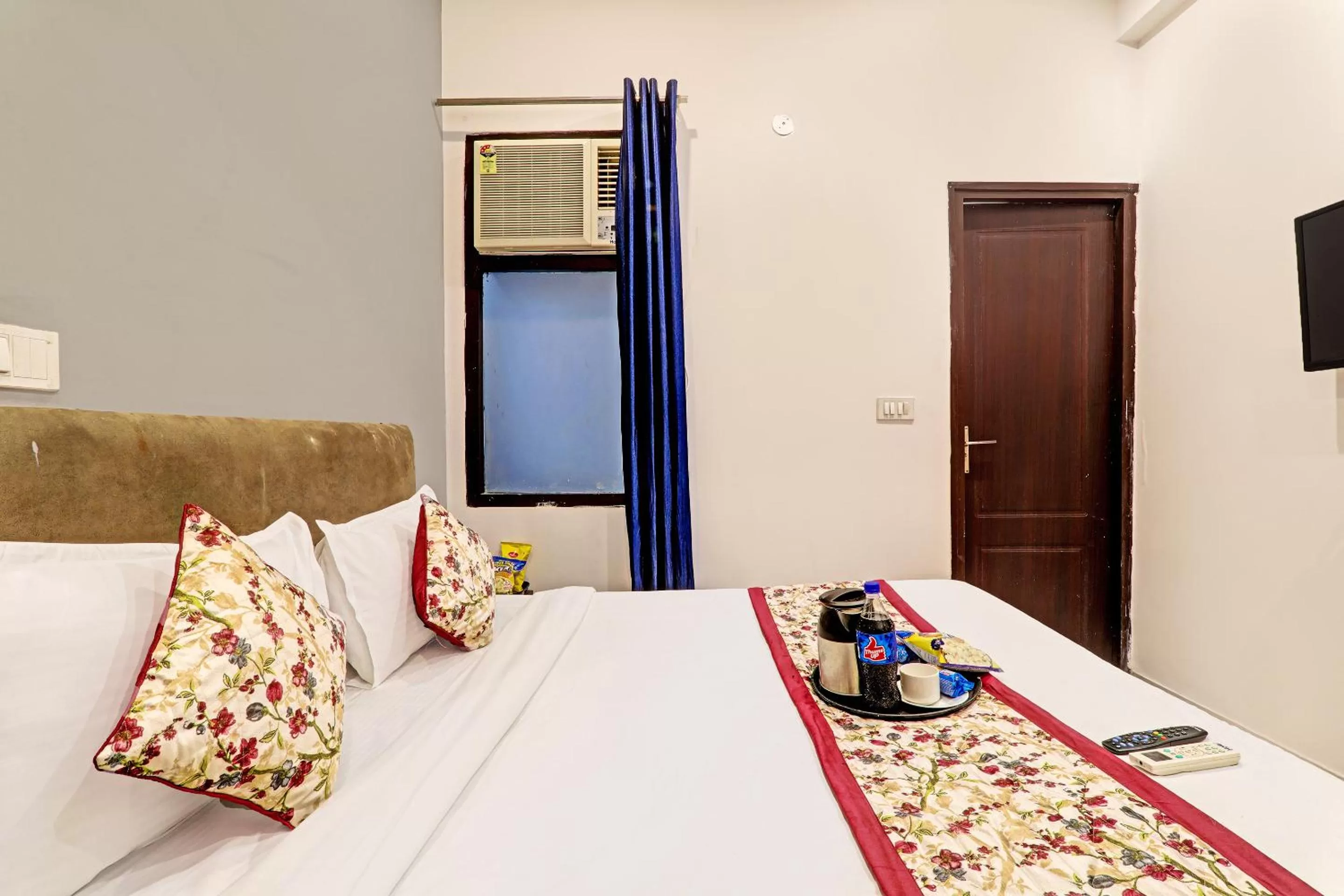 Bed in Hotel Agoura Prime