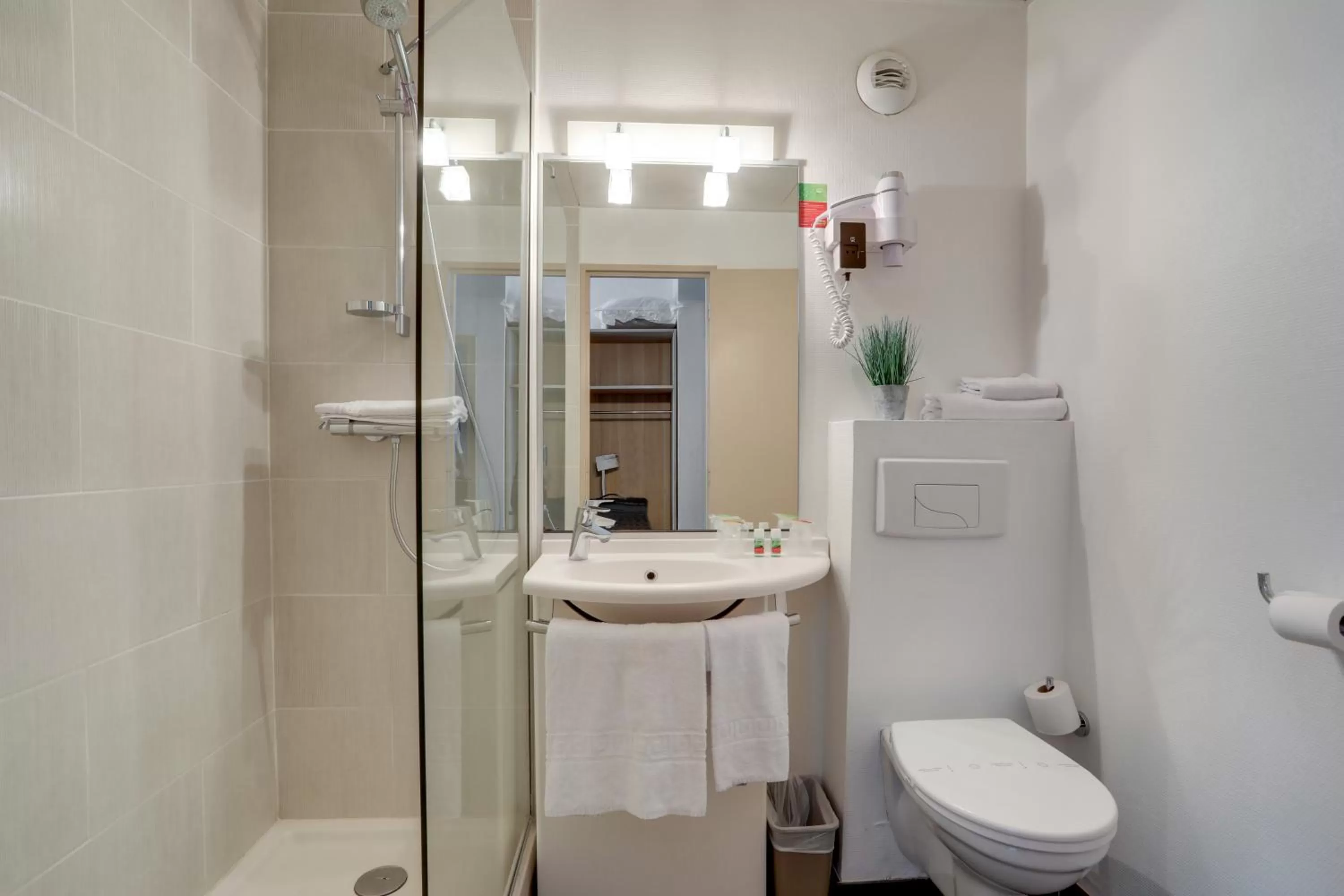 Shower in Hotel Chagnot