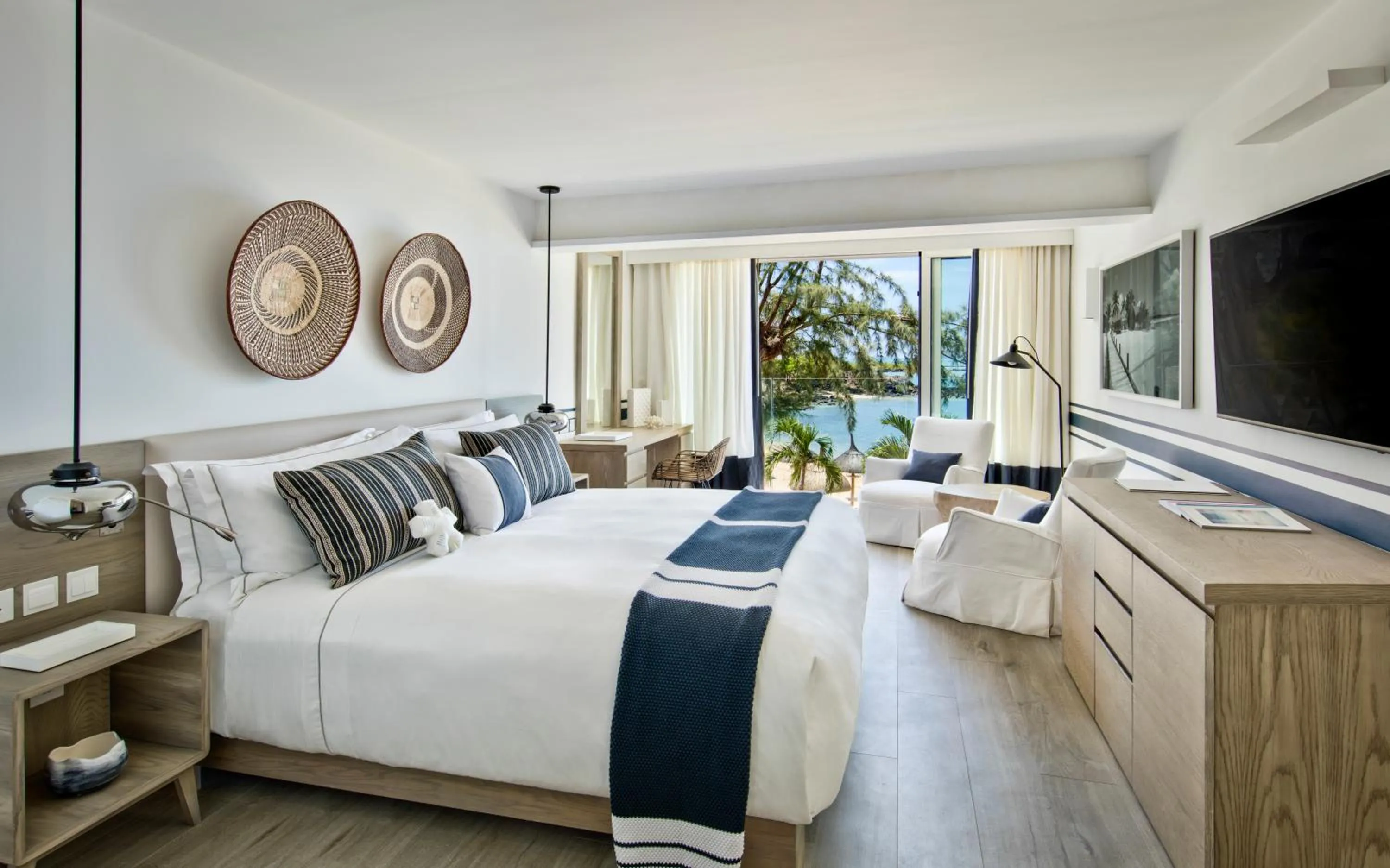 Balcony/Terrace, Bed in LUX* Grand Gaube Resort & Villas