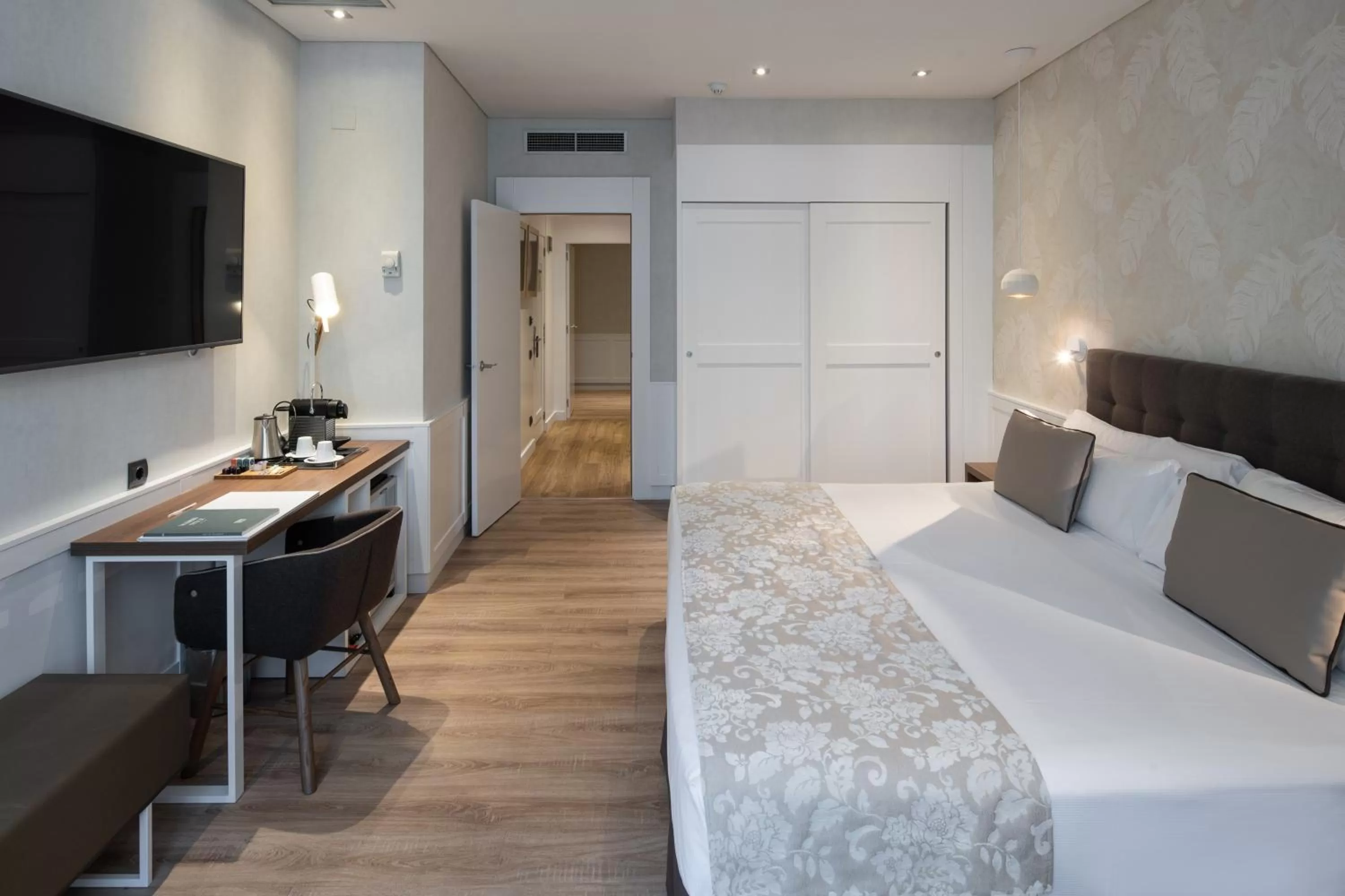 Photo of the whole room, Bed in Catalonia Puerta del Sol