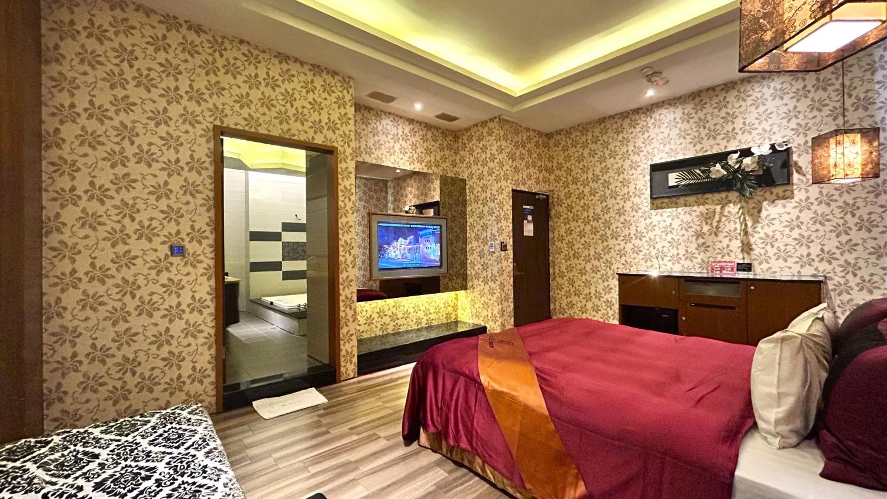 Photo of the whole room, Bed in Shining Motel