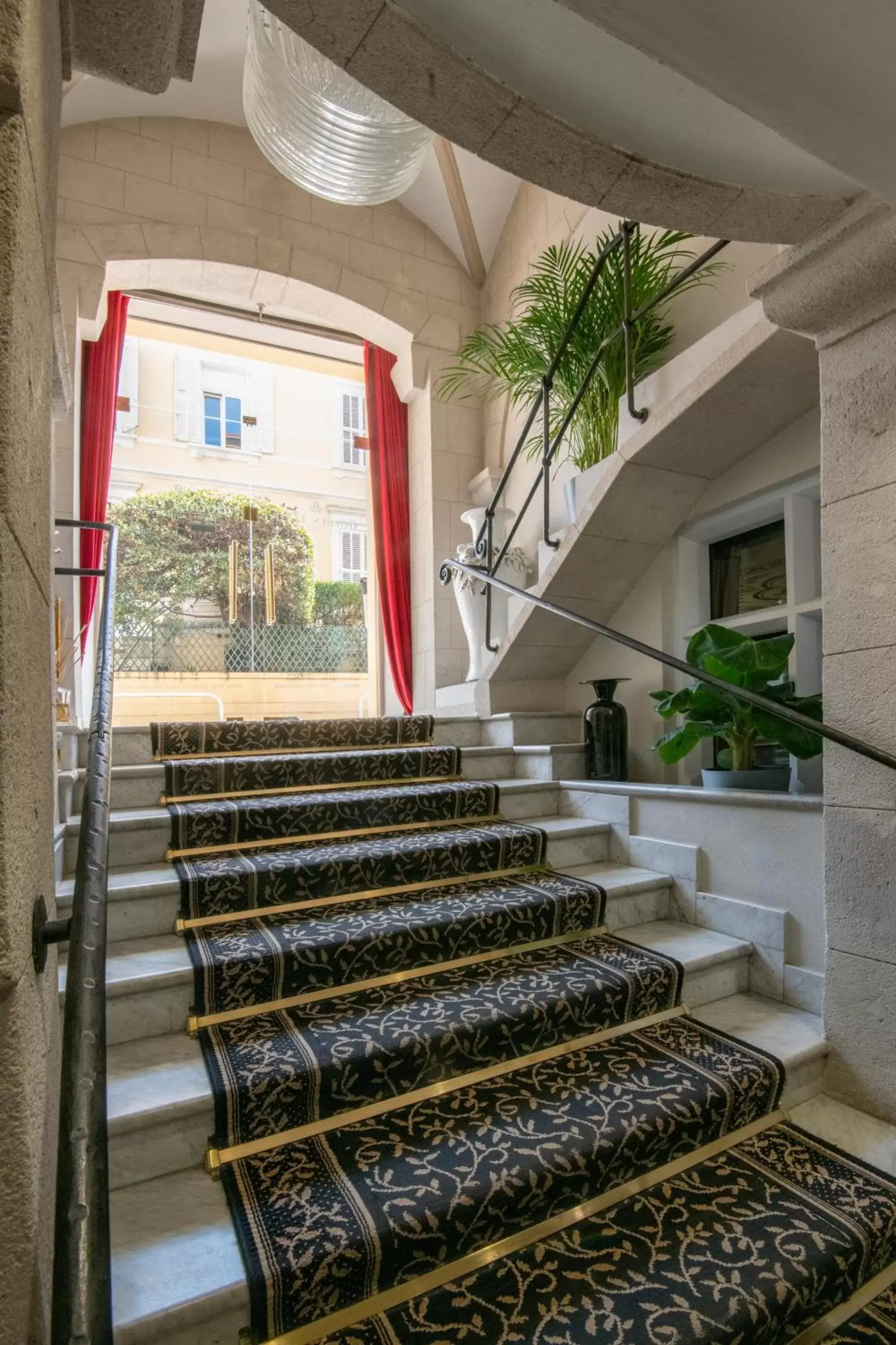 Facade/entrance in GOLDEN TULIP CANNES HOTEL de PARIS