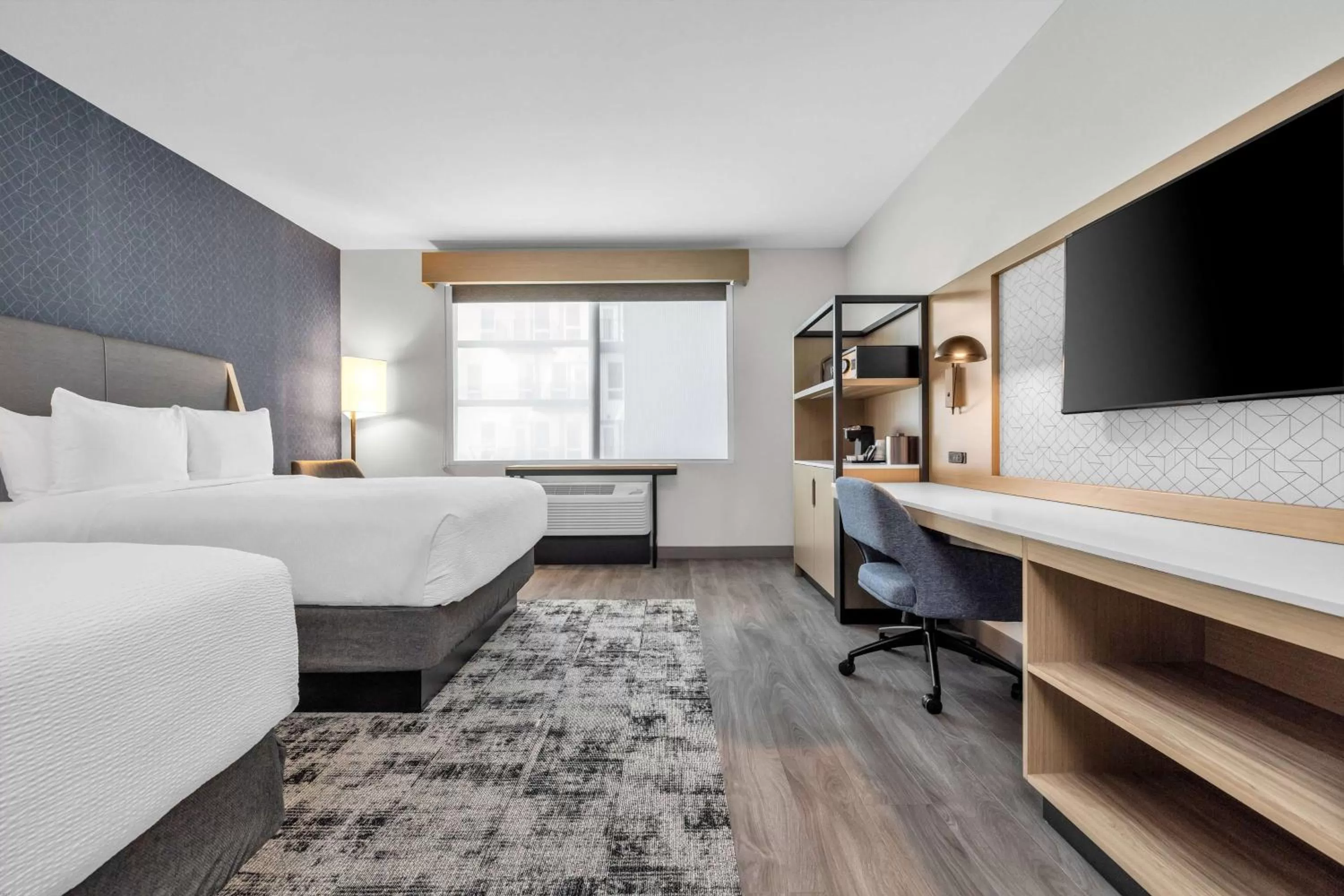 Photo of the whole room, Bed in La Quinta Inn & Suites by Wyndham San Jose Airport-Downtown