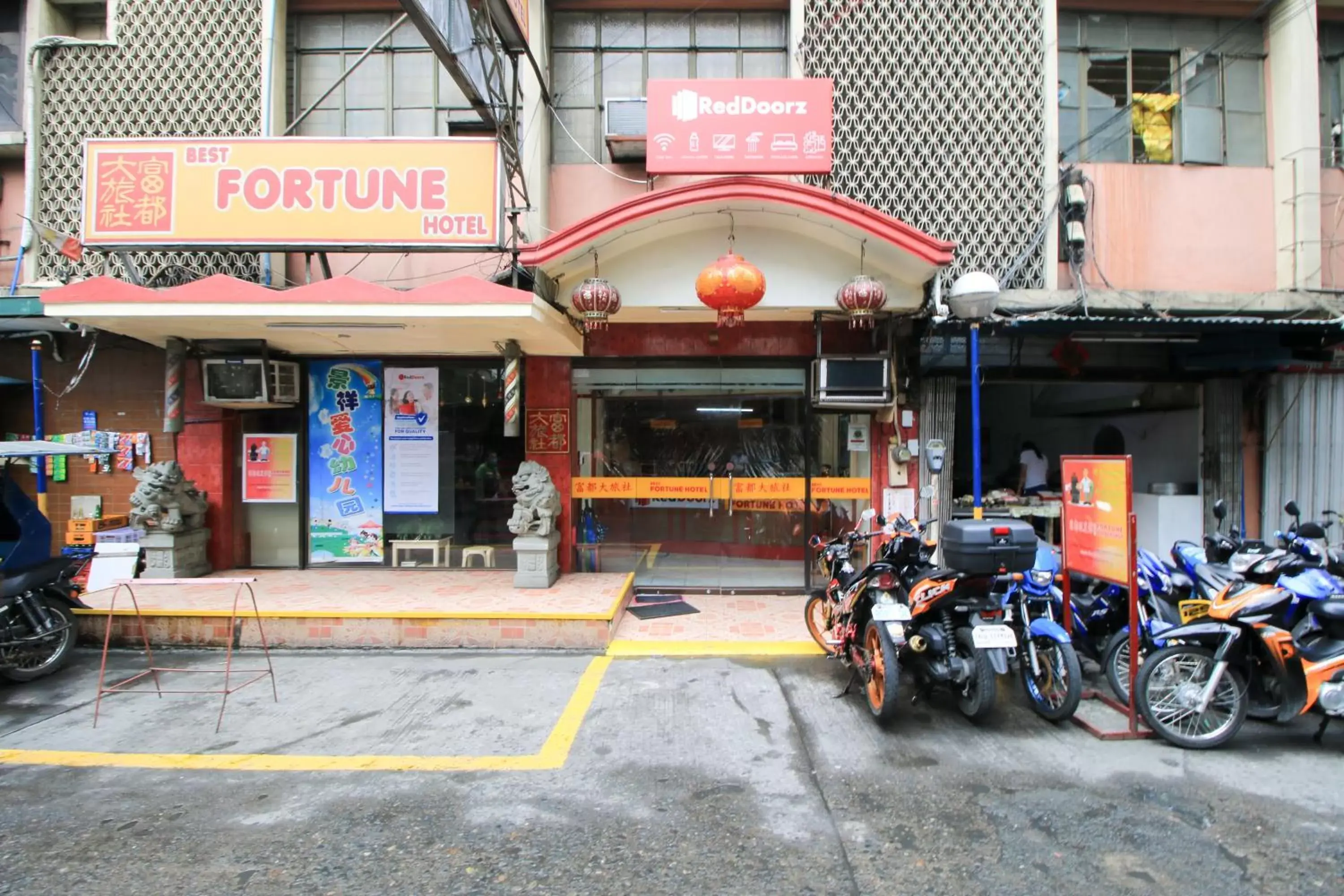 Facade/entrance in RedDoorz Plus @ Chinatown Binondo