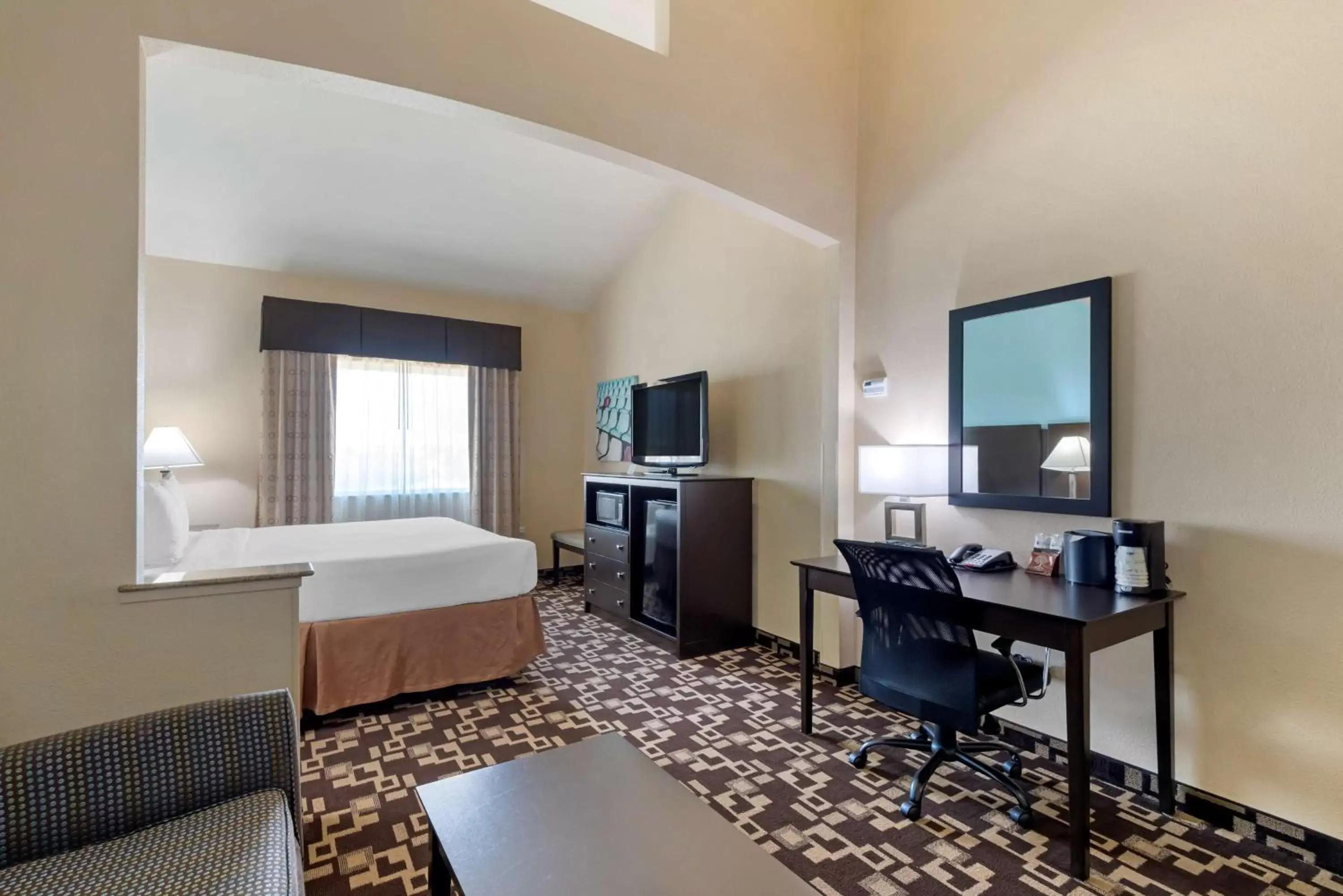 Bedroom, TV/Entertainment Center in Best Western Plus Arlington North