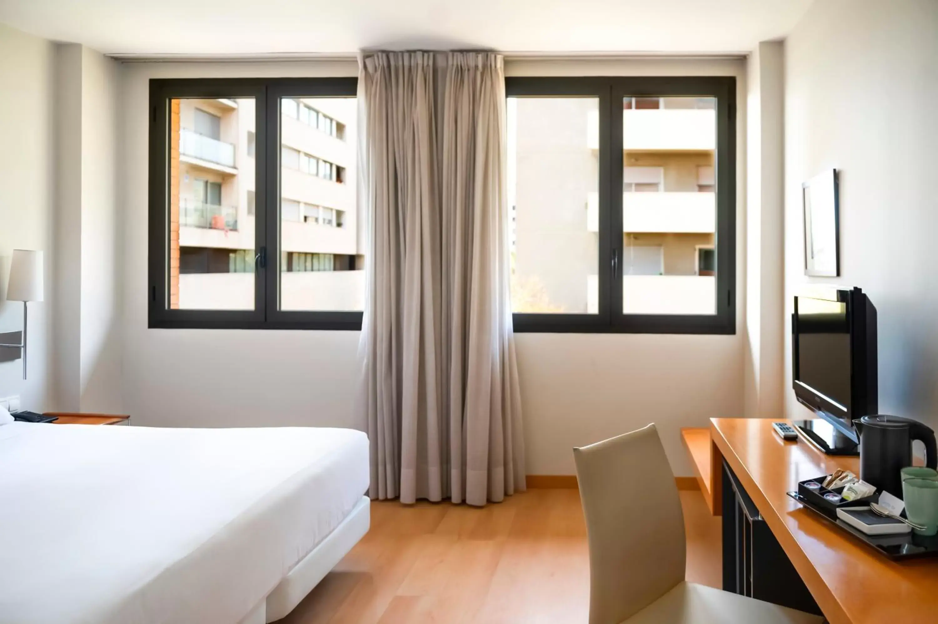 View (from property/room), TV/Entertainment Center in Hesperia Barcelona Del Mar