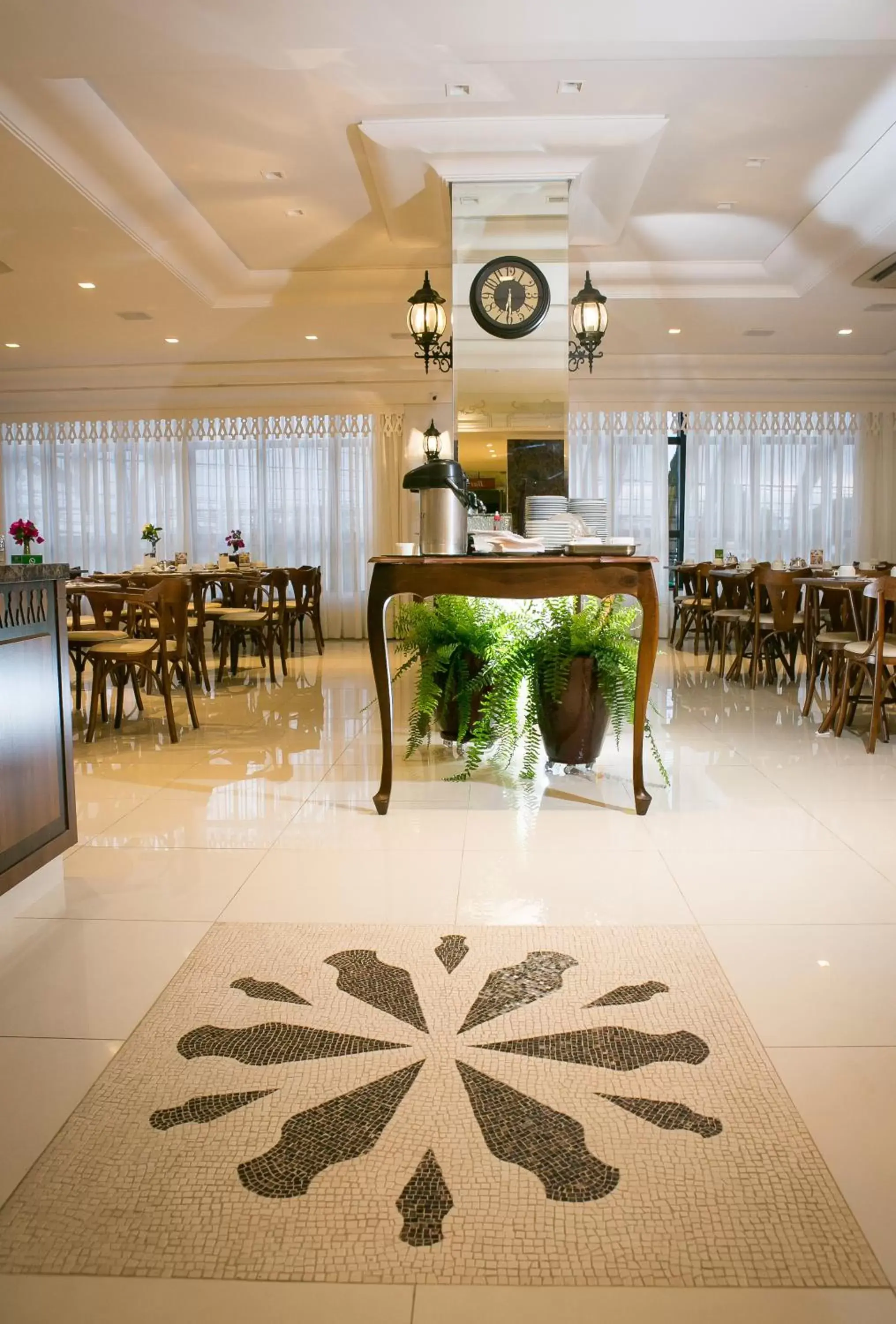 Restaurant/Places to Eat in Lizon Curitiba Hotel