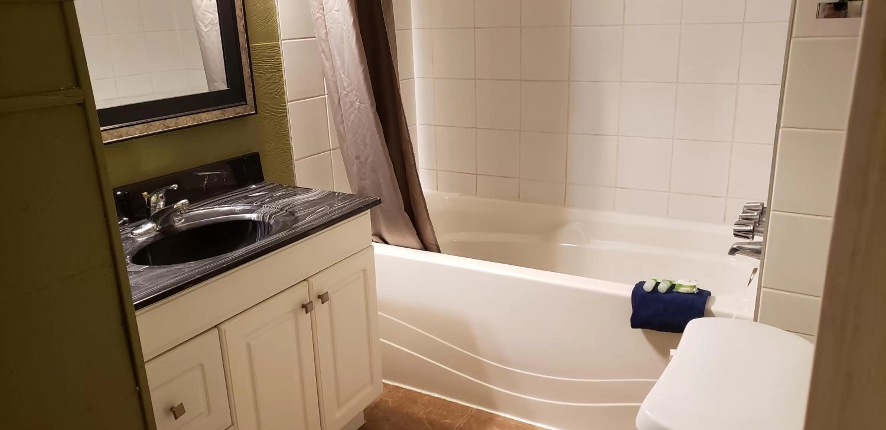 Bathroom in Malahat Bungalows Motel