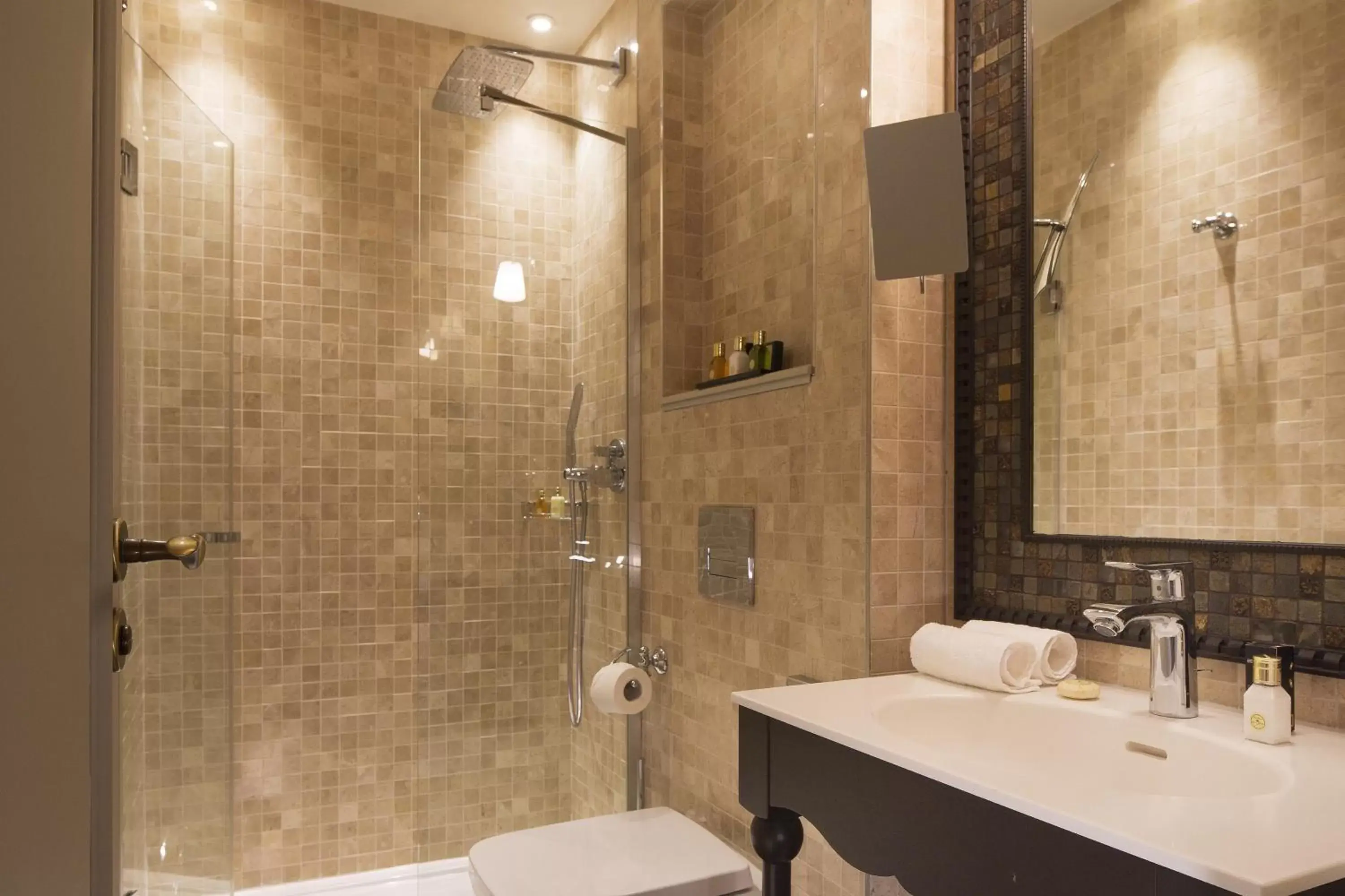 Shower, Bathroom in Hotel Da Vinci