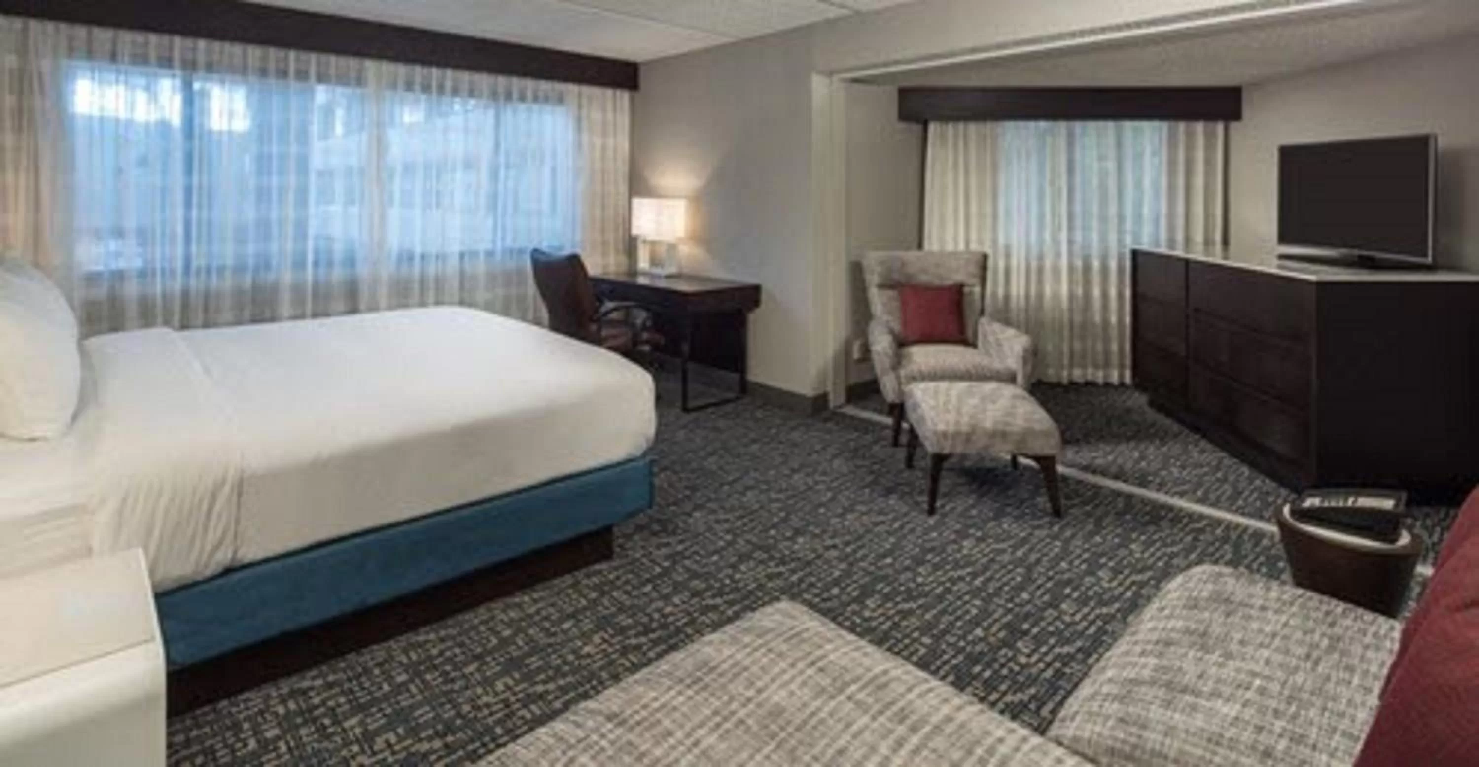 Bed in DoubleTree by Hilton Austin Northwest - Arboretum