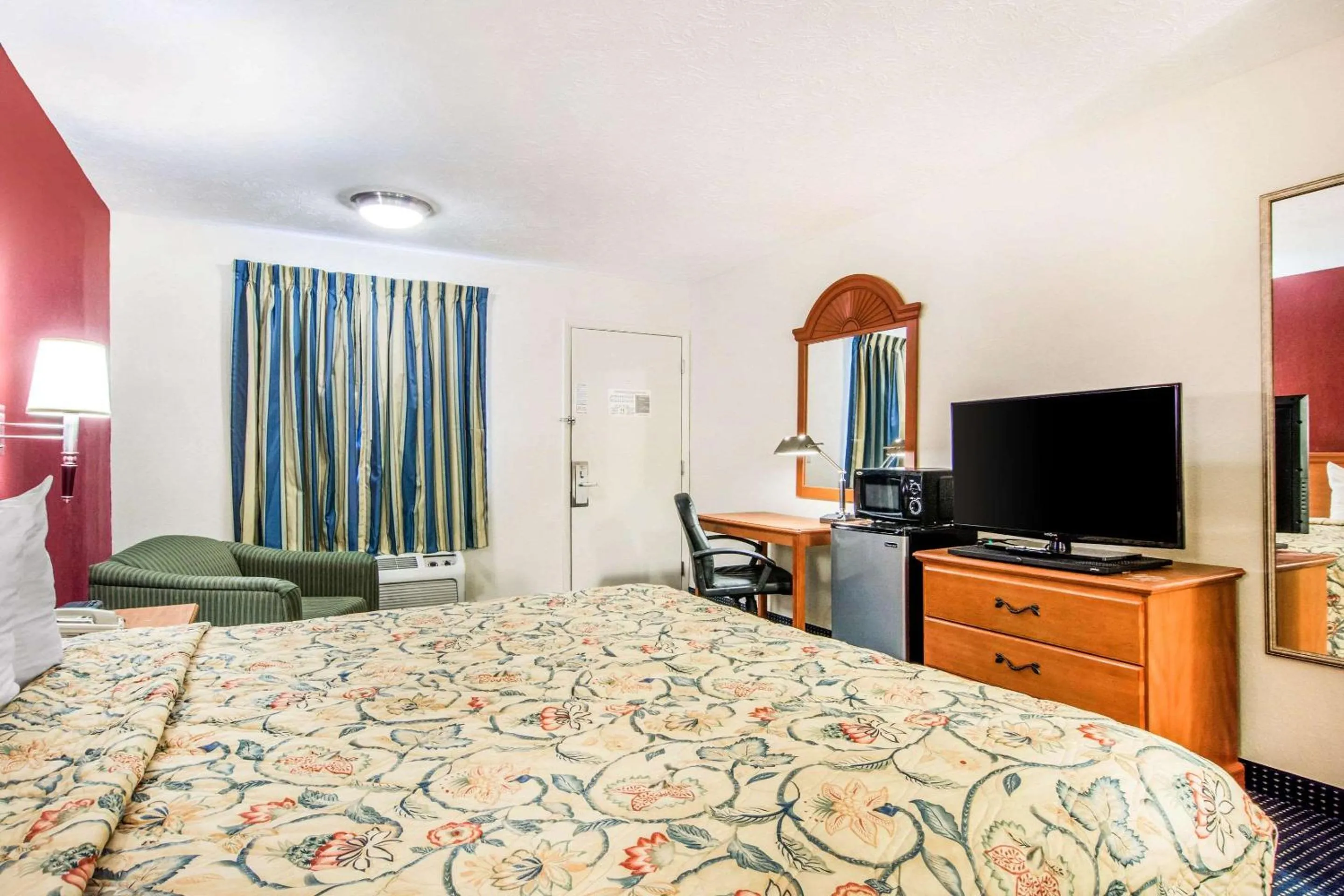 Photo of the whole room, Bed in Rodeway Inn La Grange East