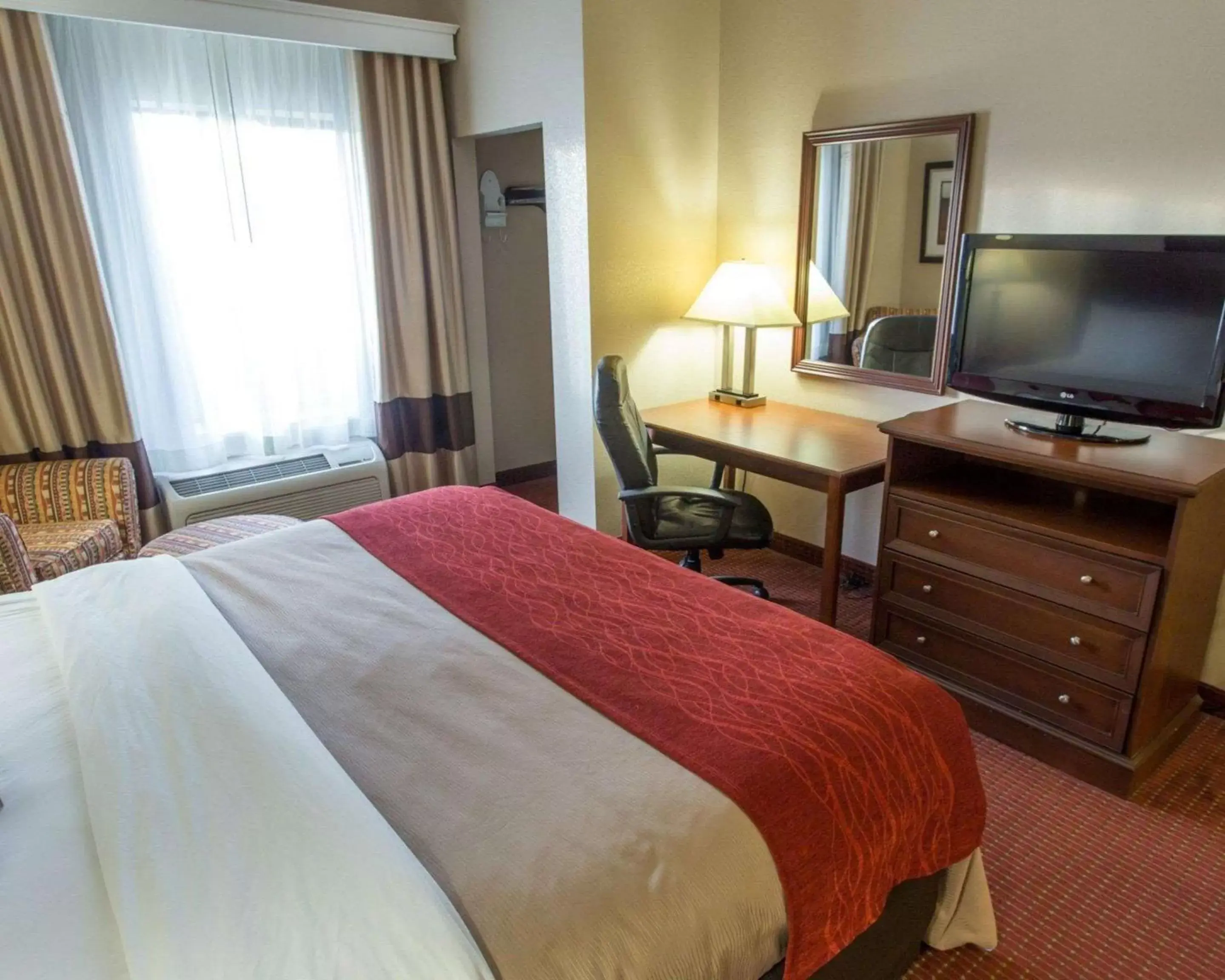 Photo of the whole room, TV/Entertainment Center in Comfort Inn New Orleans Airport South