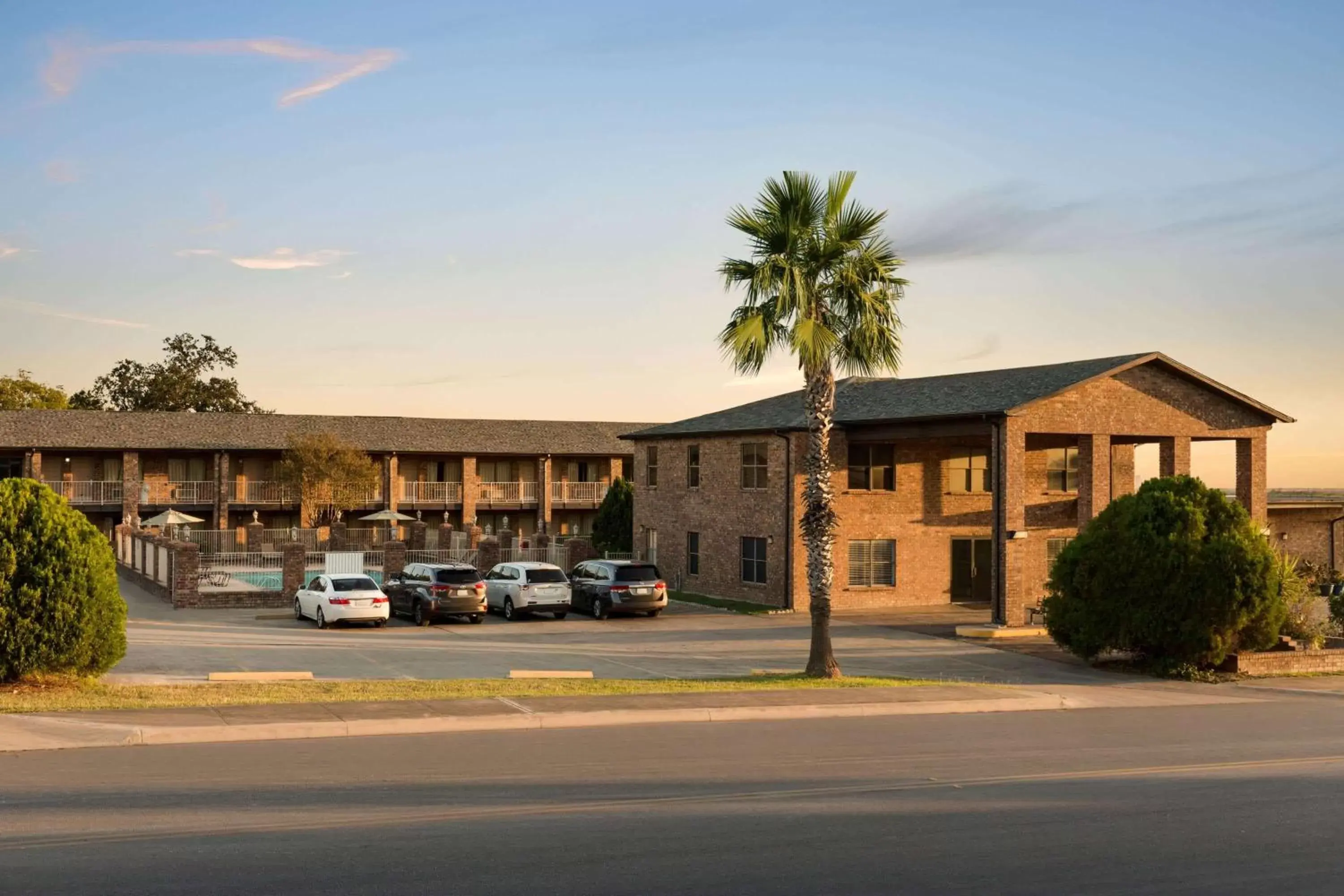 Property building in Super 8 by Wyndham Universal City Property building in Super 8 by Wyndham Universal City