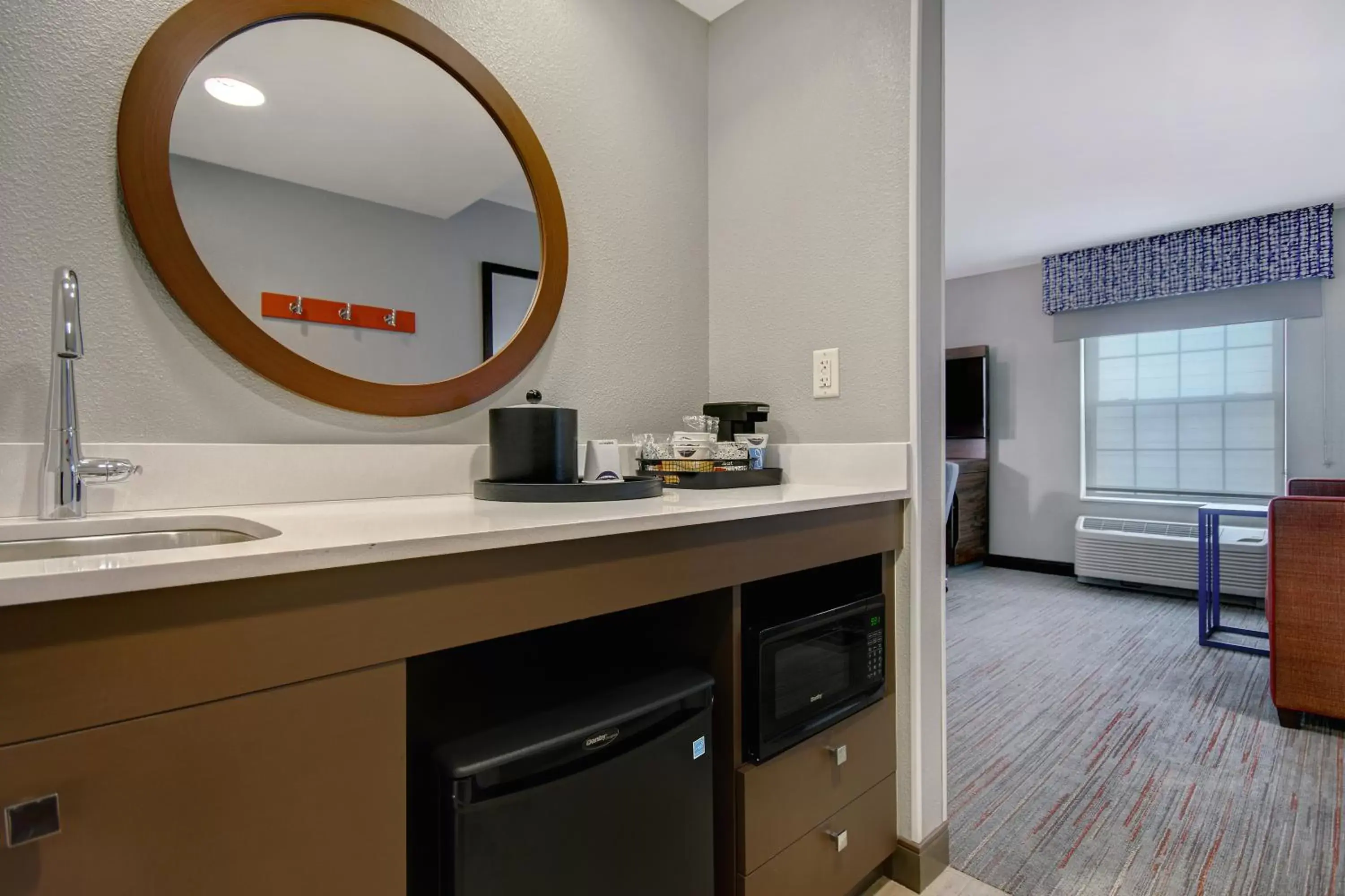 minibar, Bathroom in Hampton Inn & Suites Yonkers