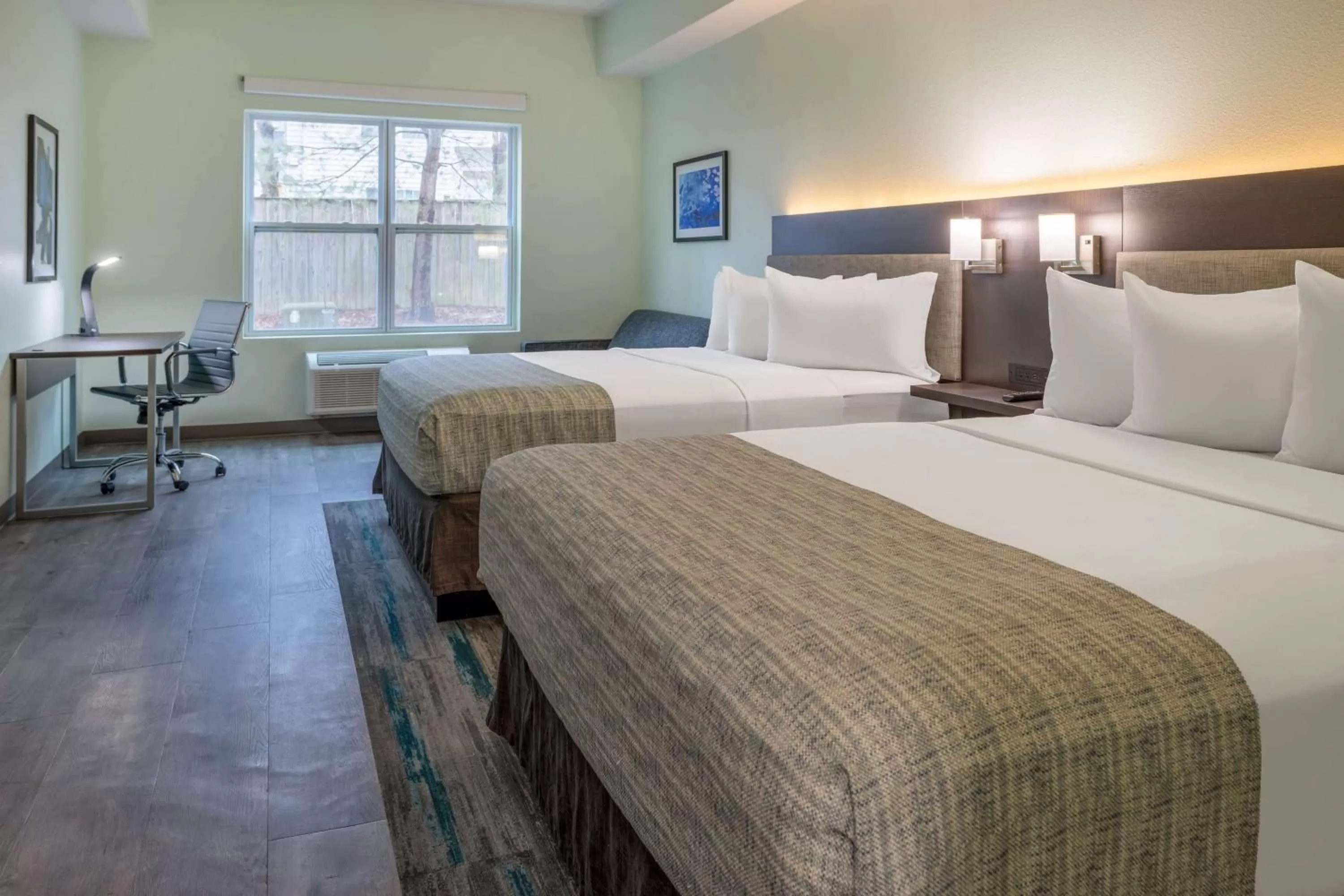 Photo of the whole room, Bed in Wingate by Wyndham Waldorf - Washington DC Area