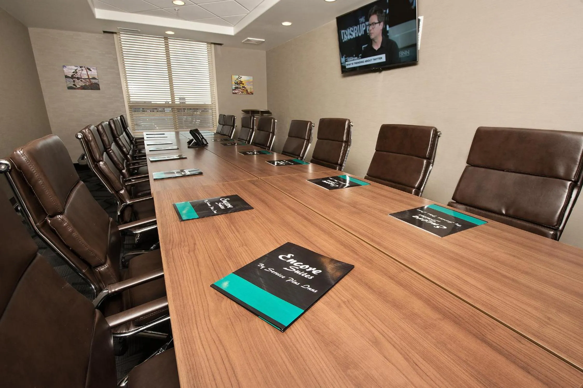 Meeting/conference room in Encore Suites by Service Plus Inns