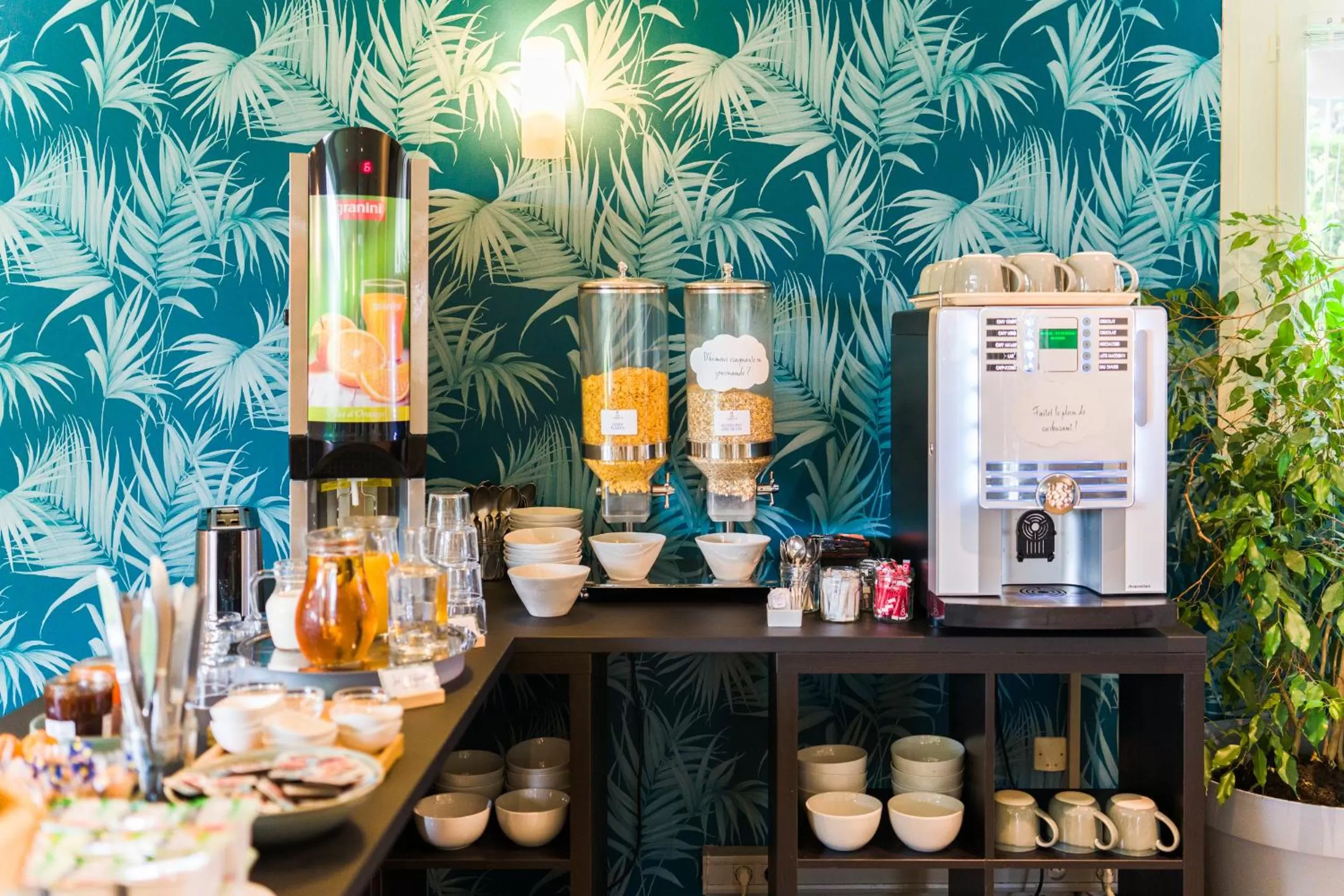 Food and drinks in Appart'hotel Victoria Garden Pau