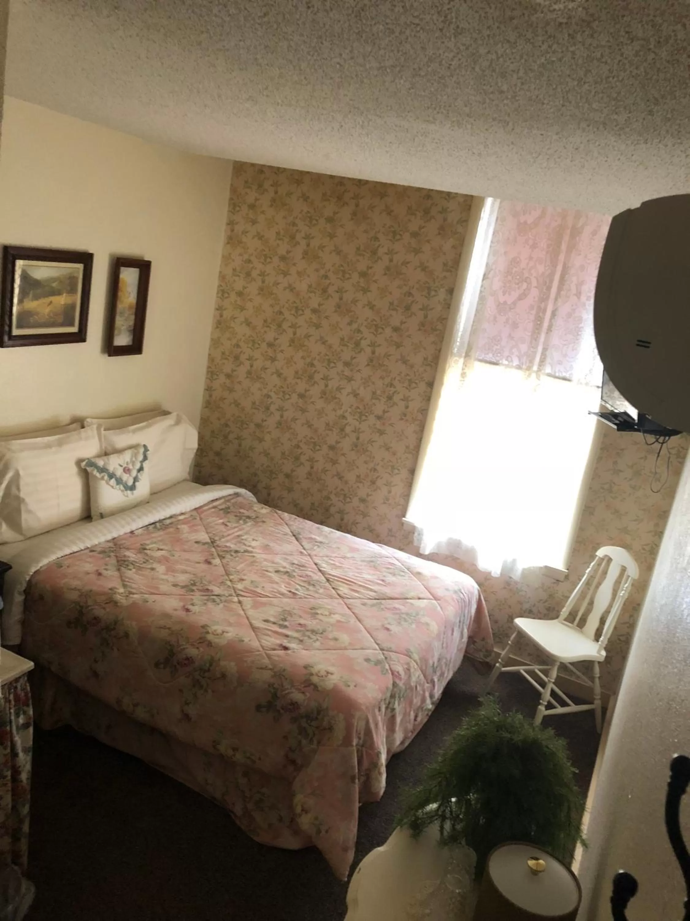 Bed in The Courtland Hotel & Spa