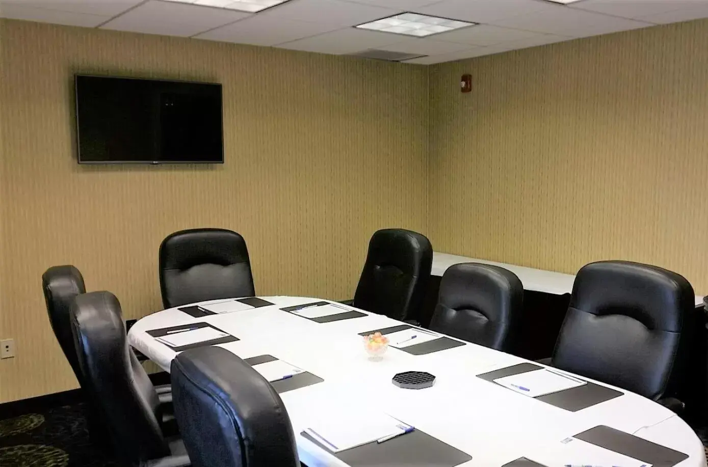 Meeting/conference room in Holiday Inn Express Hotel & Suites Pittsburgh Airport, an IHG Hotel